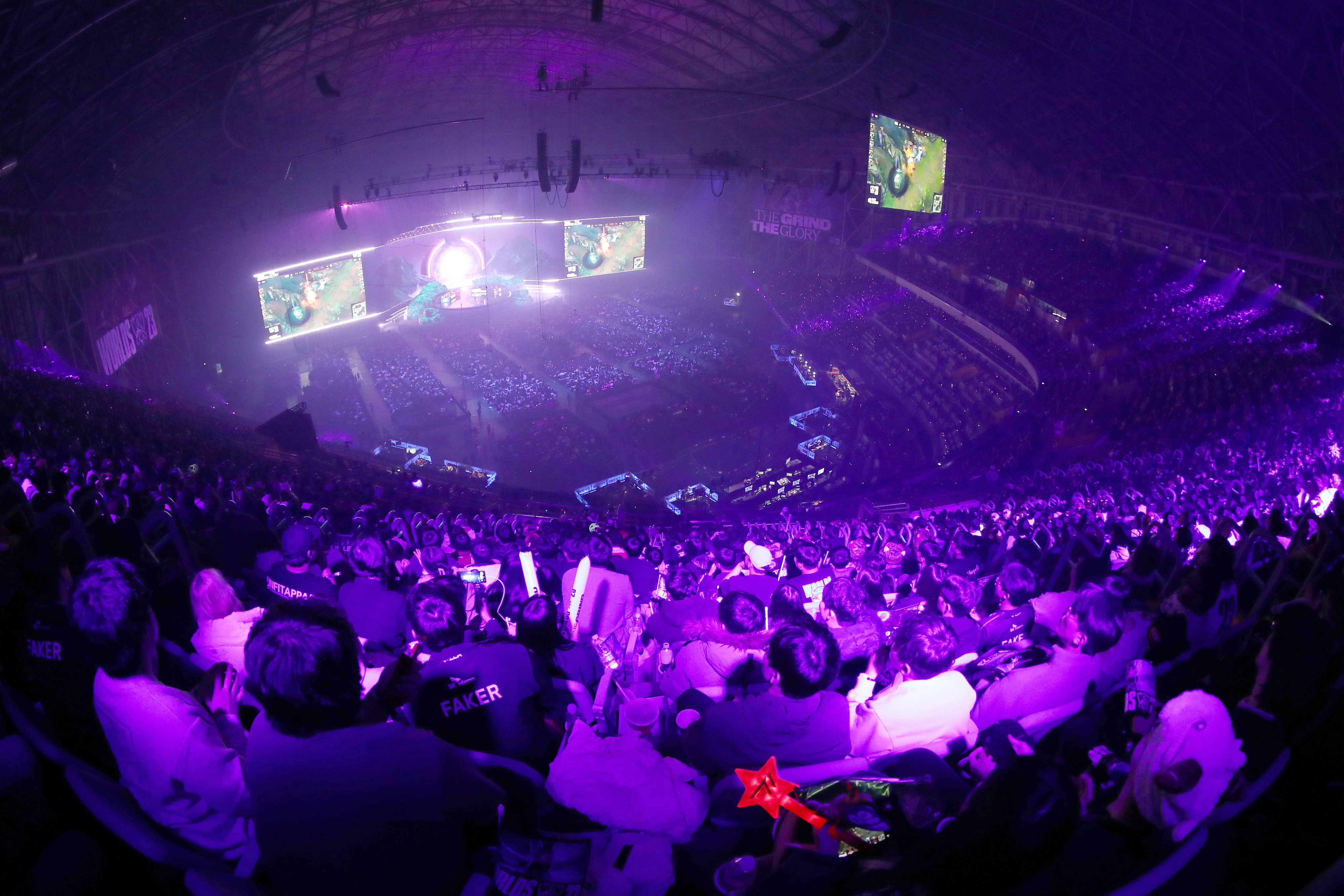 2023리그오브레전드(LoL) 월드챔피언십이 열리는 고척스카이돔.  2023 리그오브레전드 월드챔피언십이 열리고 있는 고척스카이돔의 모습. 서울월드컵경기의 모습. 서울시는 시 소유 체육시설의 명칭 사용권 판매를 위해 서울월드컵경기장과 고척스카이돔의 명칭권에 대한 경제적 가치 산정을 추진한다.
서울신문 DB