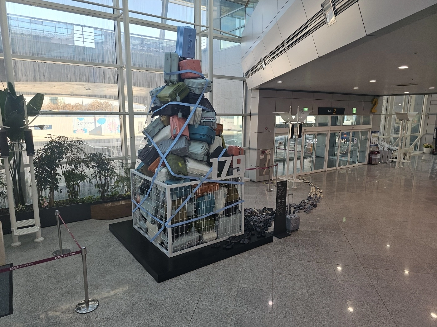 무안공항 1층 로비에는 신발 179켤레와 가방 179개로 만들어진 ‘캐리어 179: 못다 한 여행의 기록’이라는 제목의 5m 높이 탑이 들어서 있다.