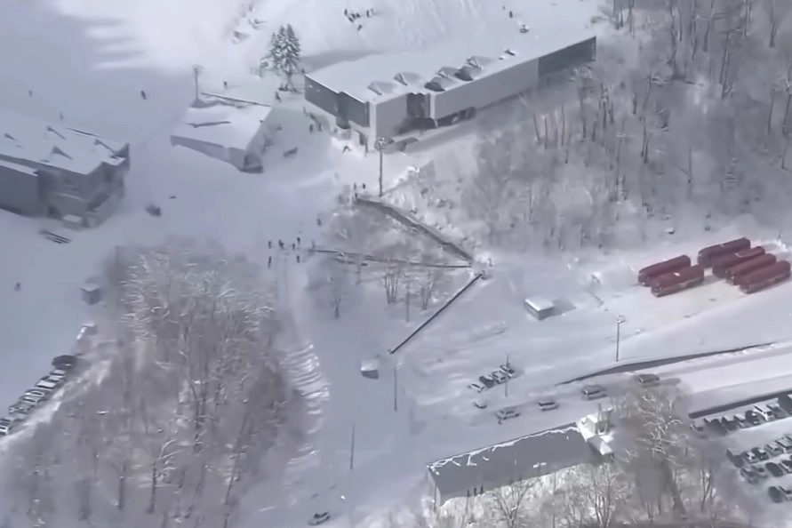 28일 오전 에스컬레이터에 팔이 끼인 5세 어린이 사망 사고가 발생한 일본 홋카이도 오타루의 한 스키 리조트. 홋카이도문화방송(UHB) 보도화면 캡처