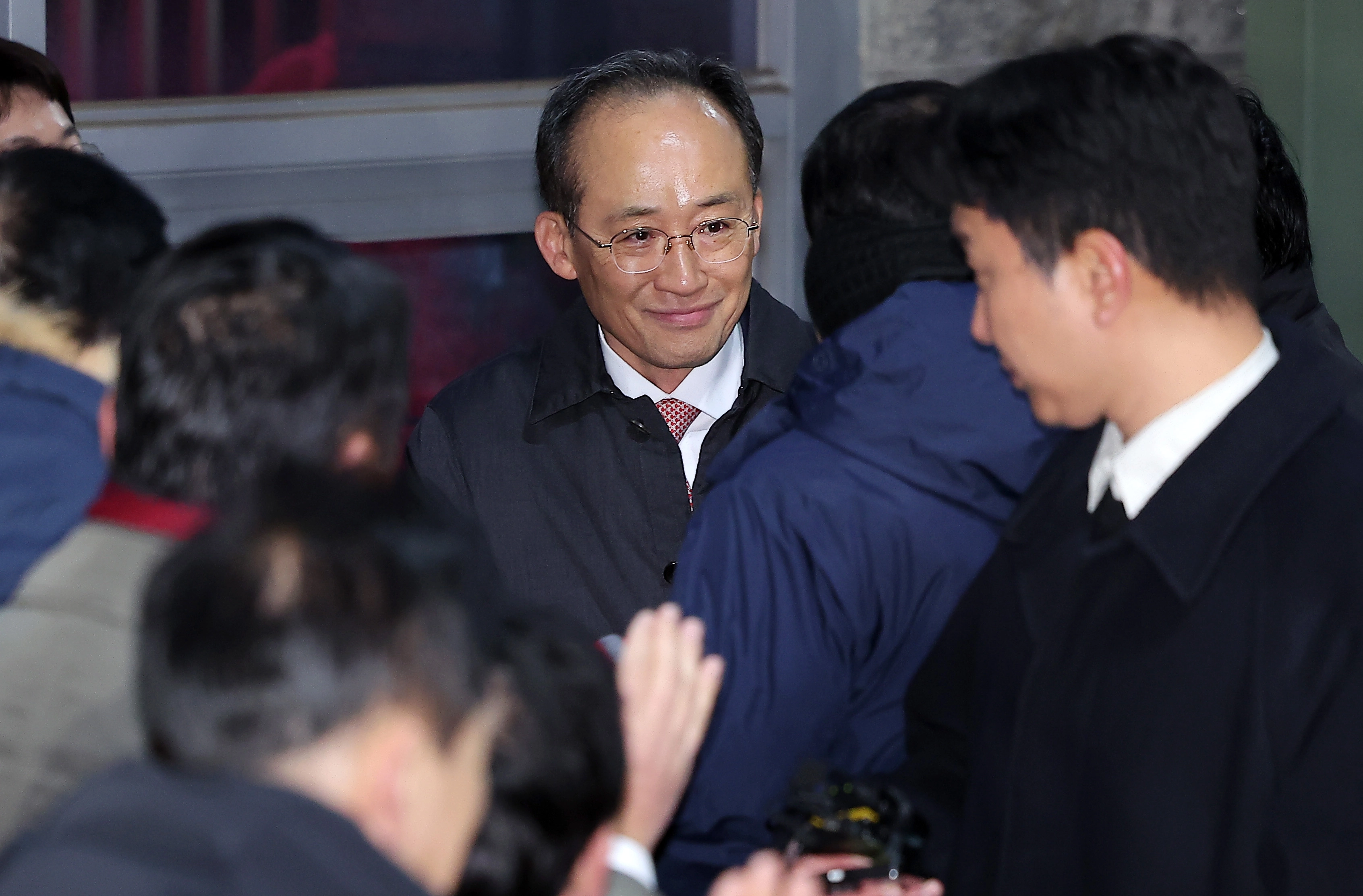 12·3 비상계엄 해제 요구안 표결 방해 의혹을 받는 추경호 국민의힘 의원이 3일 새벽 구속 영장이 기각된 후 경기도 의왕시 서울구치소를 나서고 있다. 2025.12.3. 뉴스1