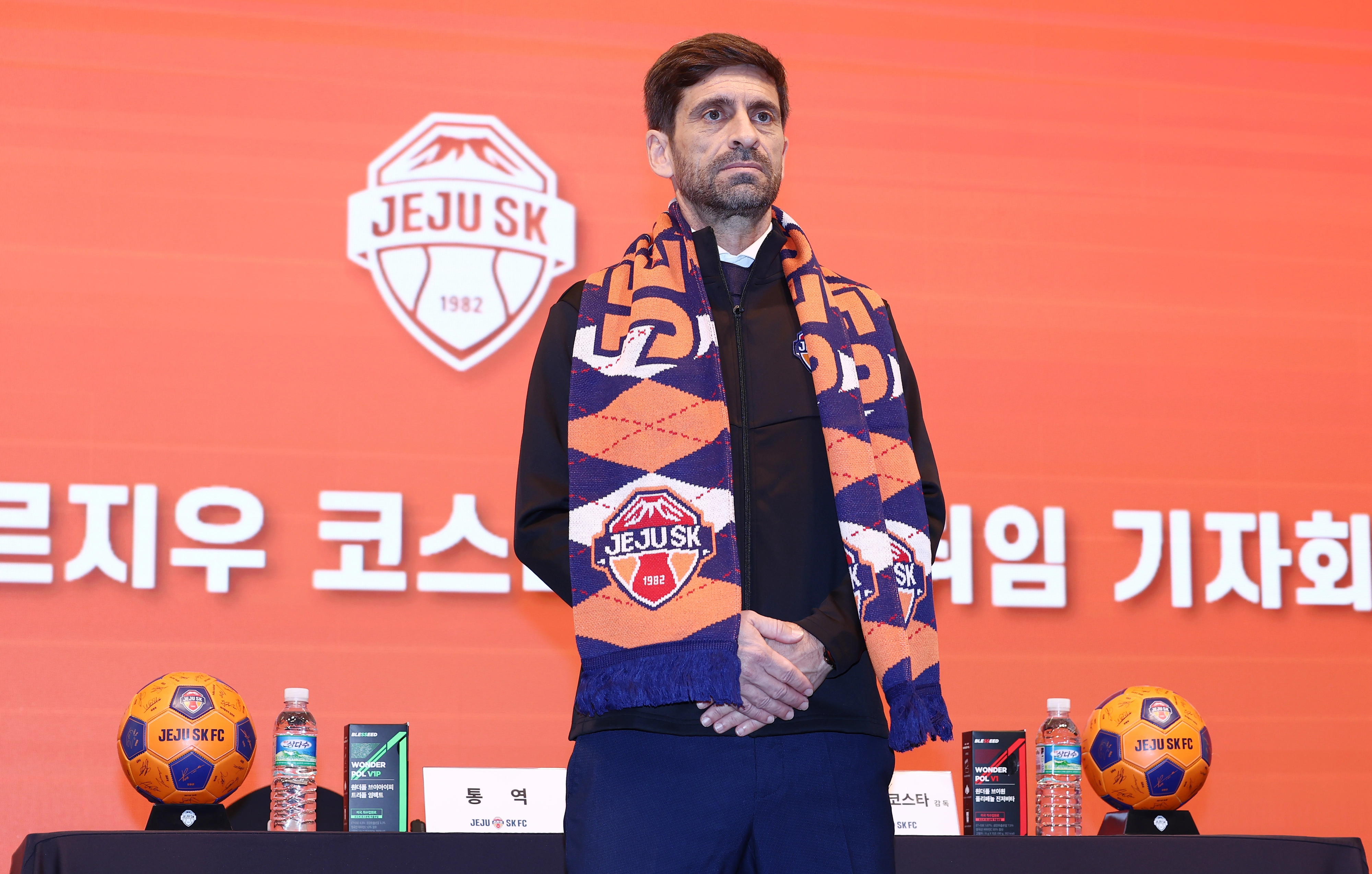 제주SK FC 공식 취임한 코스타 감독  세르지우 코스타 신임 제주SK FC 감독이 29일 오전 서울 강서구 메이필드호텔에서 열린 공식 취임 기자회견에서 제주SK FC 공식 머플러를 하고 기념촬영을 하고 있다. 2025.12.29/뉴스1