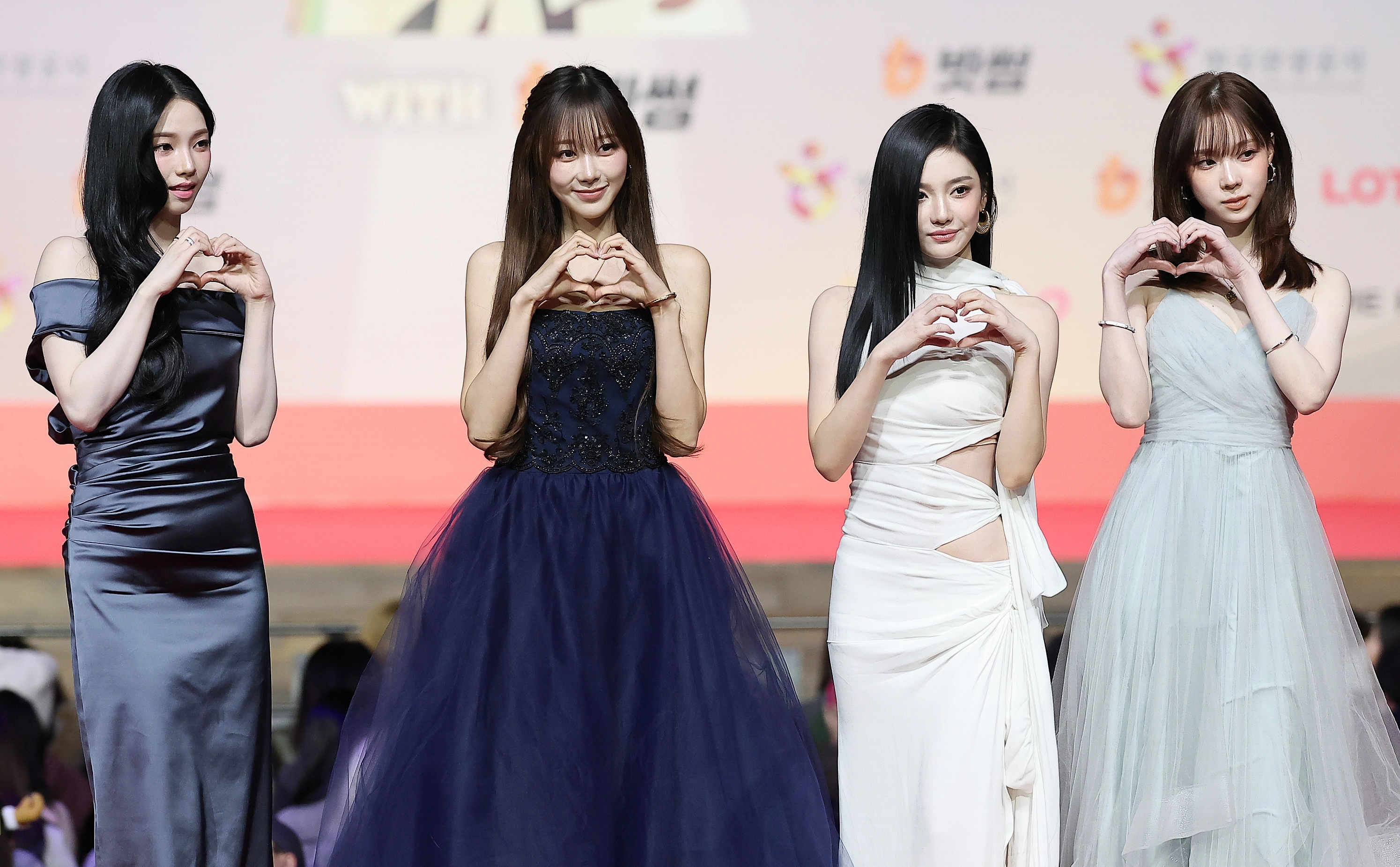 가요대전에 뜬 에스파  걸그룹 에스파가 25일 인천 영종도 인스파이어에서 열린 ‘2025 SBS 가요대전’ 레드카펫 행사에 참석해 포즈를 취하고 있다. 2025.12.25 뉴스1