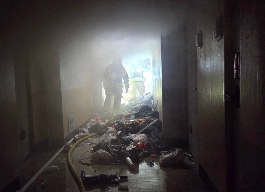 화재 현장에 쌓인 쓰레기 더미  28일 오후 6시 56분쯤 울산 남구 달동의 한 아파트에 불이 나 소방 당국이 현장에 쌓인 쓰레기를 제거하면서 내부로 진입하고 있다. 이 불로 70대 주민 1명이 숨졌다. 2025.12.28 울산소방본부 제공