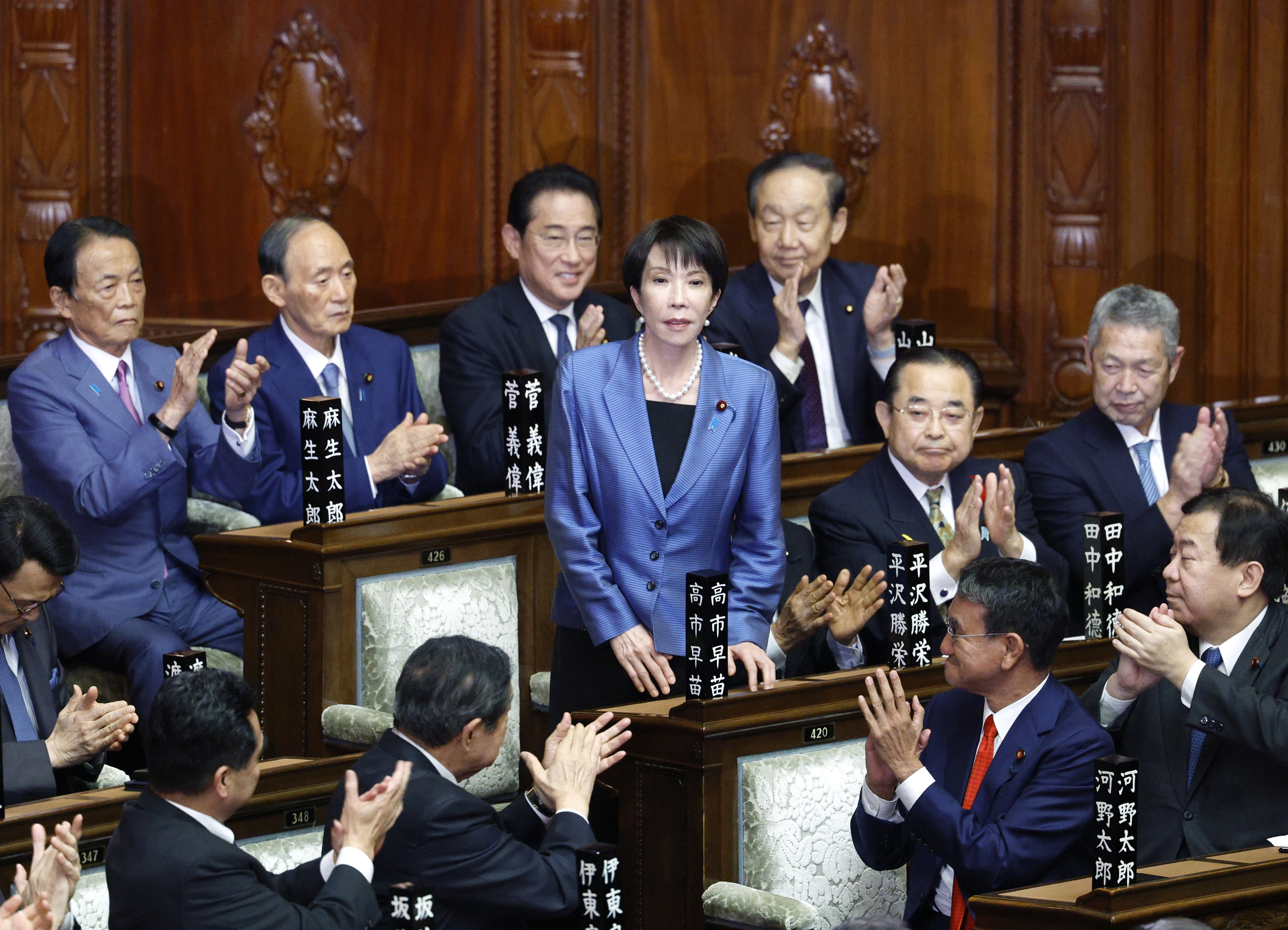 다카이치 사나에(가운데) 일본 총리가 지난 10월 21일 도쿄 중의원 총리 지명 선거 결과 발표 직후 동료 의원들의 축하를 받고 있다.
도쿄 EPA 연합뉴스