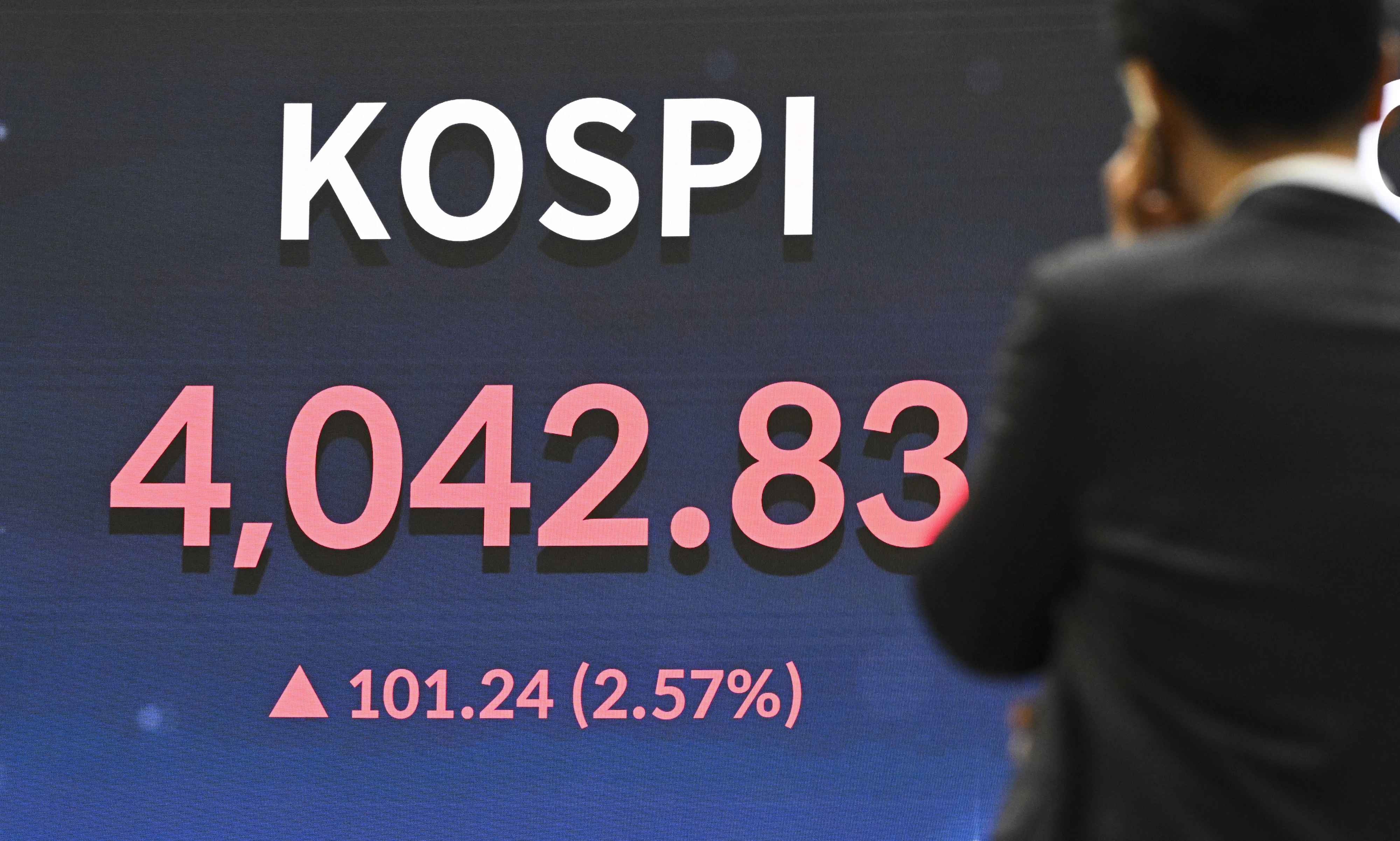 코스피 지수가 10월 27일 사상 최초 4000포인트를 돌파한 가운데 이날 종가 지수가 4042.83을 가리키고 있다.
서울신문 DB