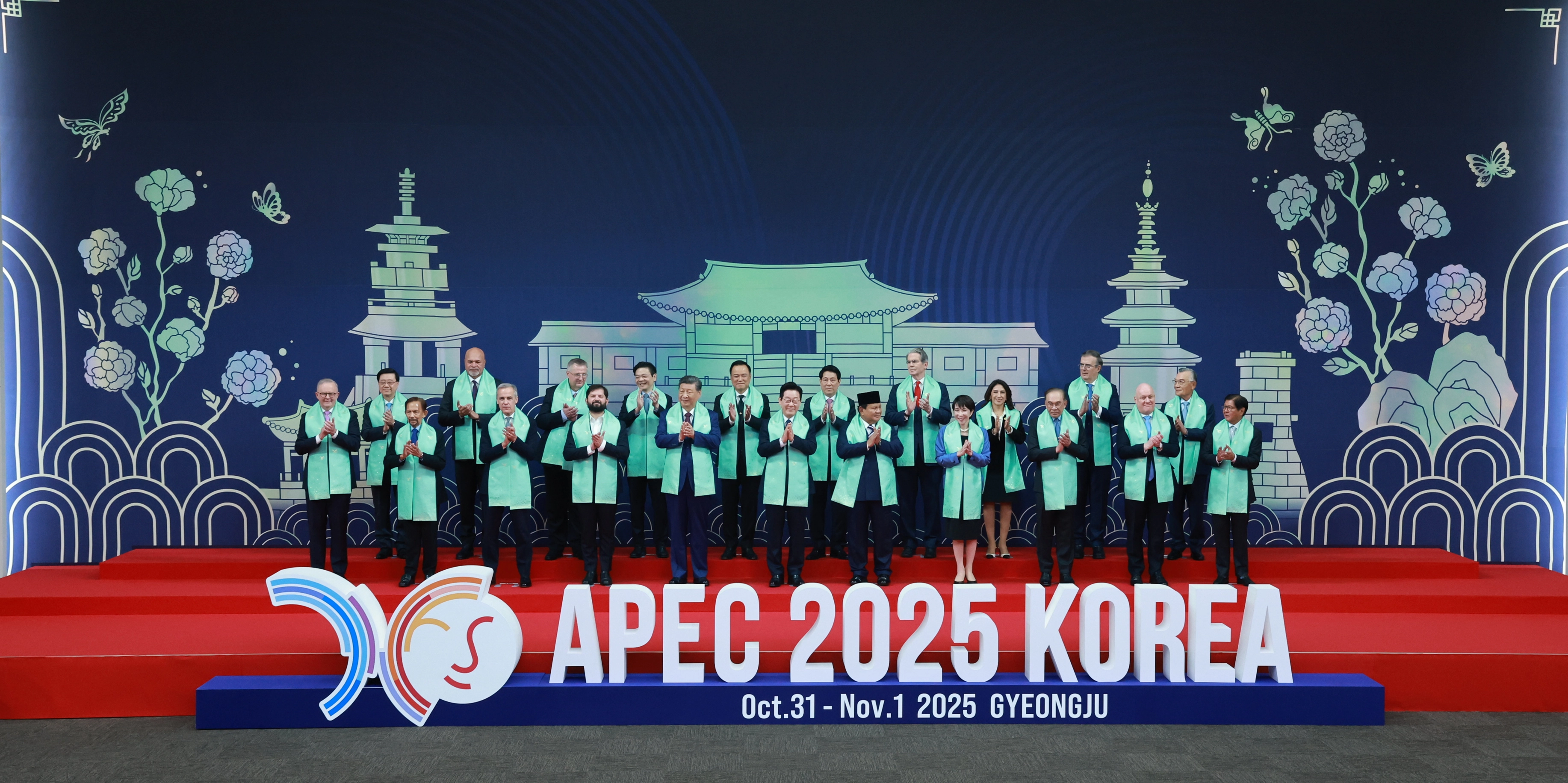 11월 1일 열린 경주 아시아태평양경제협력체(APEC) 정상회의에서 이 대통령 등 각국 정상들이 기념 촬영을 하고 있다. 
연합뉴스