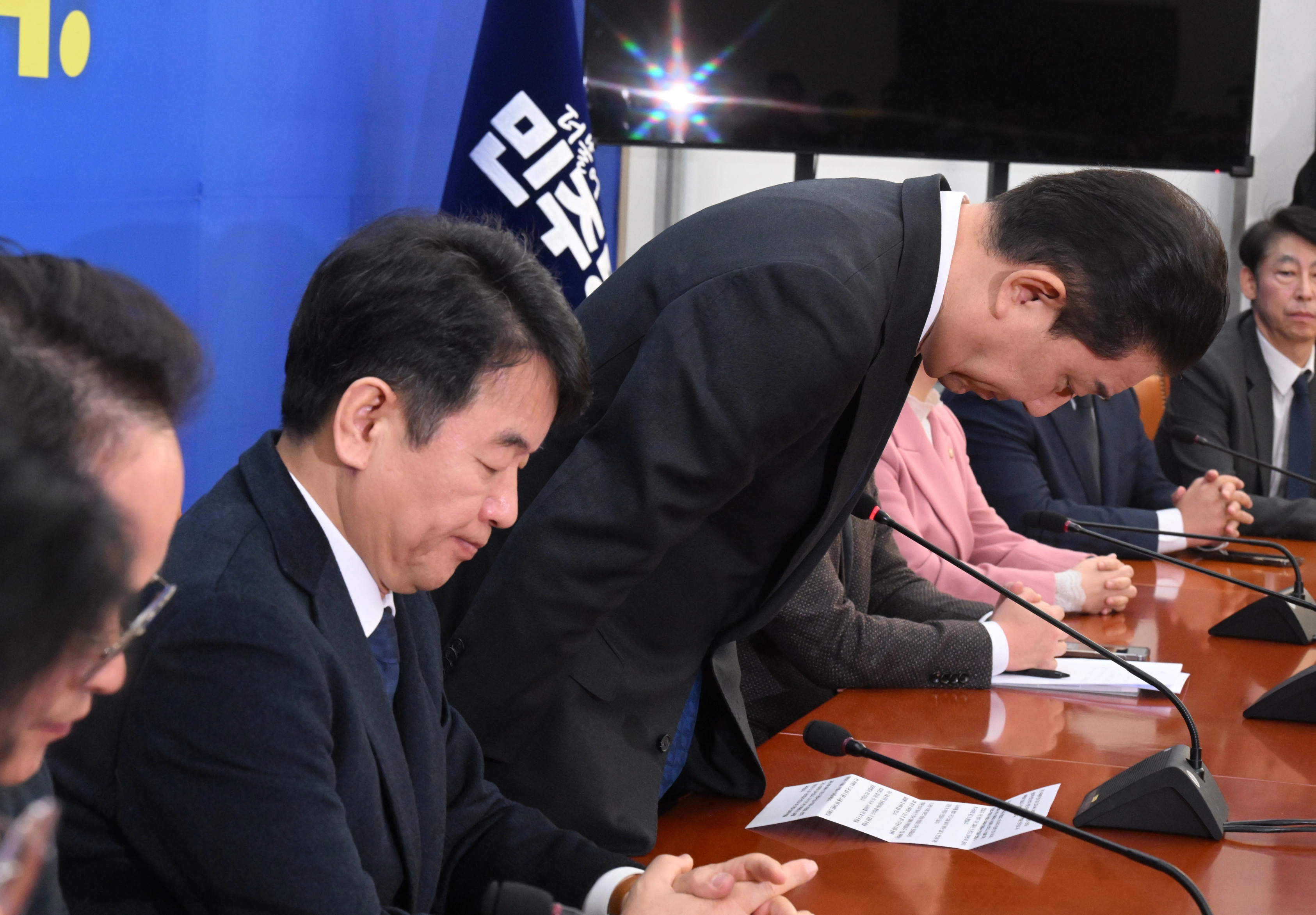 김병기 더불어민주당 원내대표가 30일 국회에서 열린 민주당 원내대책회의에서 사퇴의사를 밝히며 고개를 숙이고 있다. 2025.12.30 안주영 전문기자