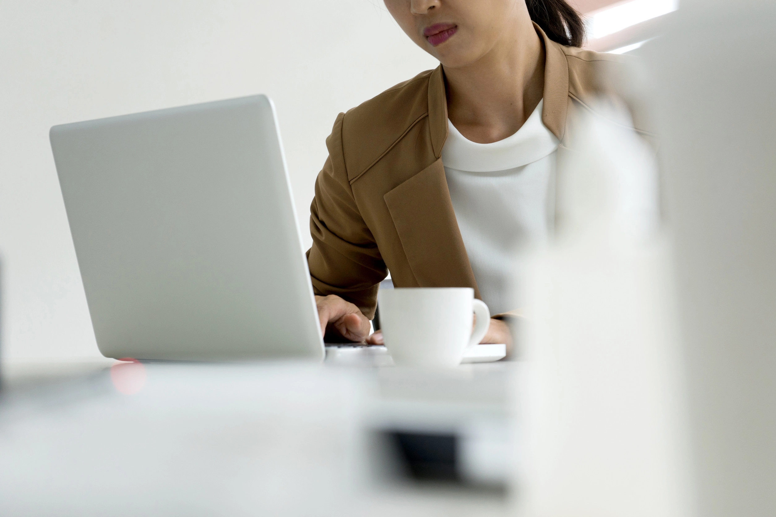 사무실에서 업무 중인 직장인. 123rf