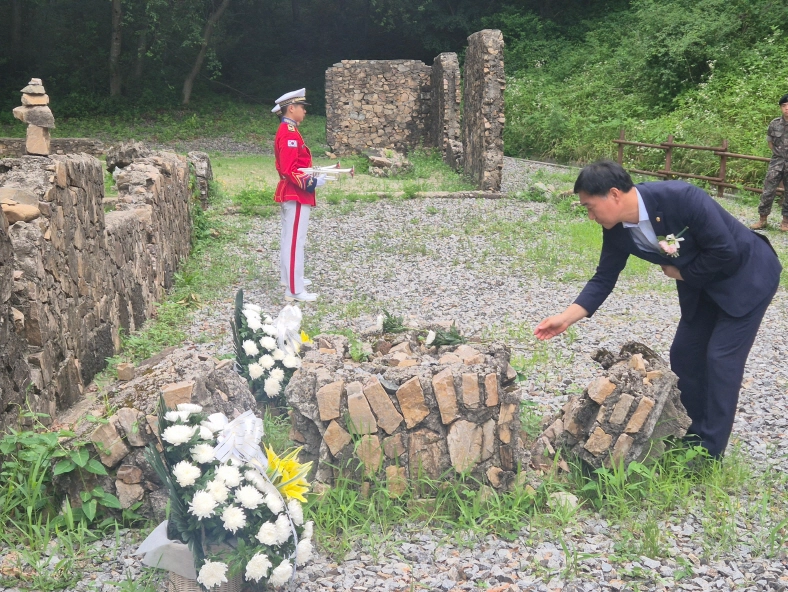 UN군 화장장을 찾은 윤종영 의원이 헌화하고 있다.(사진=경기도의회)