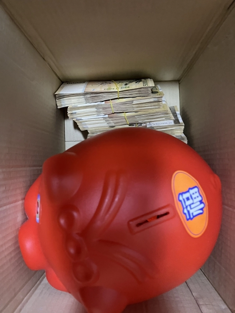 전주 얼굴 없는 천사가 노송동 주민센터 인근에 놓고 사라진 현금과 저금통. 전주시 제공