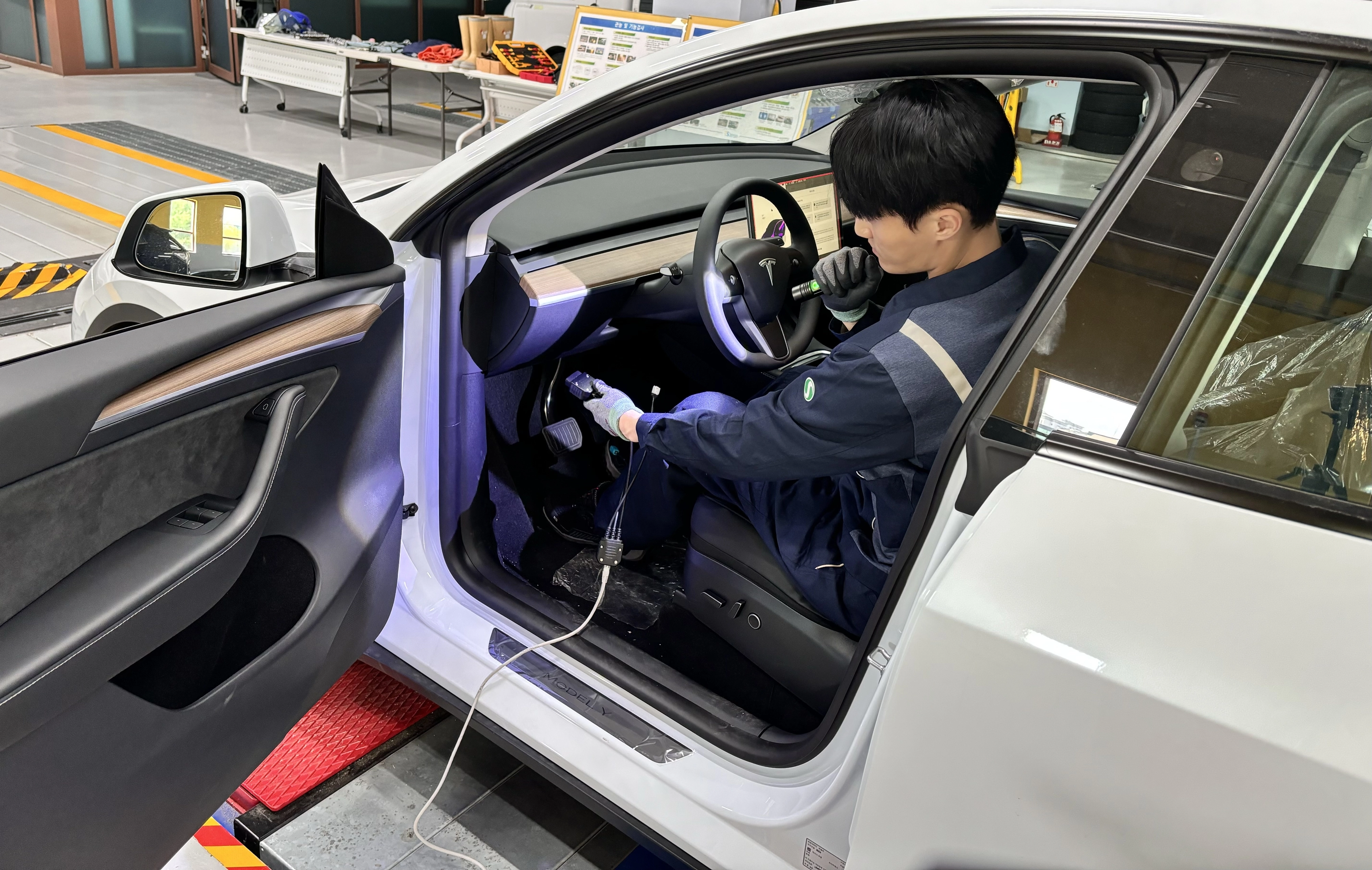 한국교통안전공단 검사원이 자동차검사진단기 KADIS를 활용하여 차량 상태를 진단하고 있다. 한국교통안전공단 제공