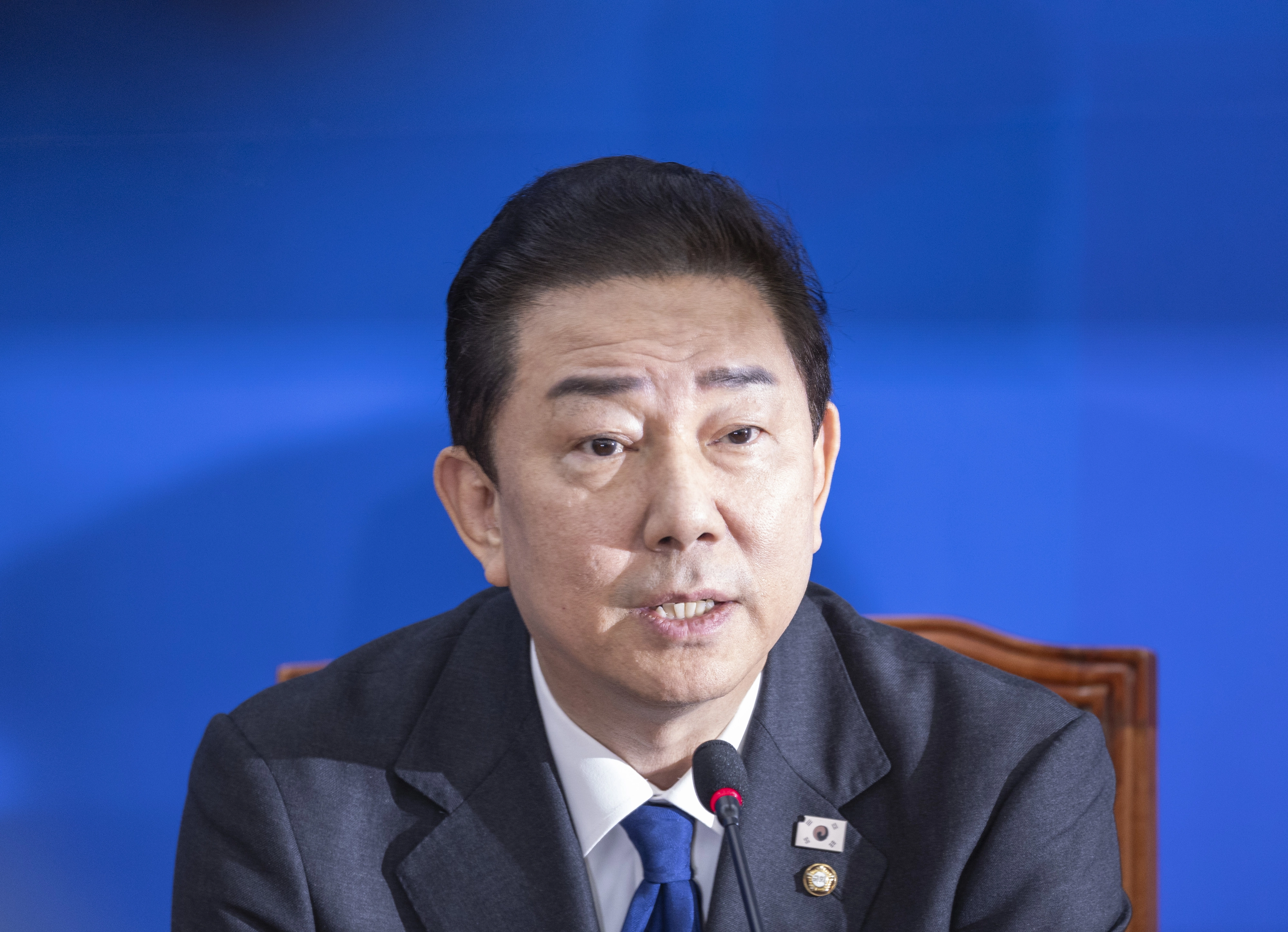 김병기 더불어민주당 원내대표가 30일 국회에서 열린 민주당 원내대책회의에서 본인 의혹 관련해 사퇴 의사를 밝히고 있다. 2025.12.30 연합뉴스