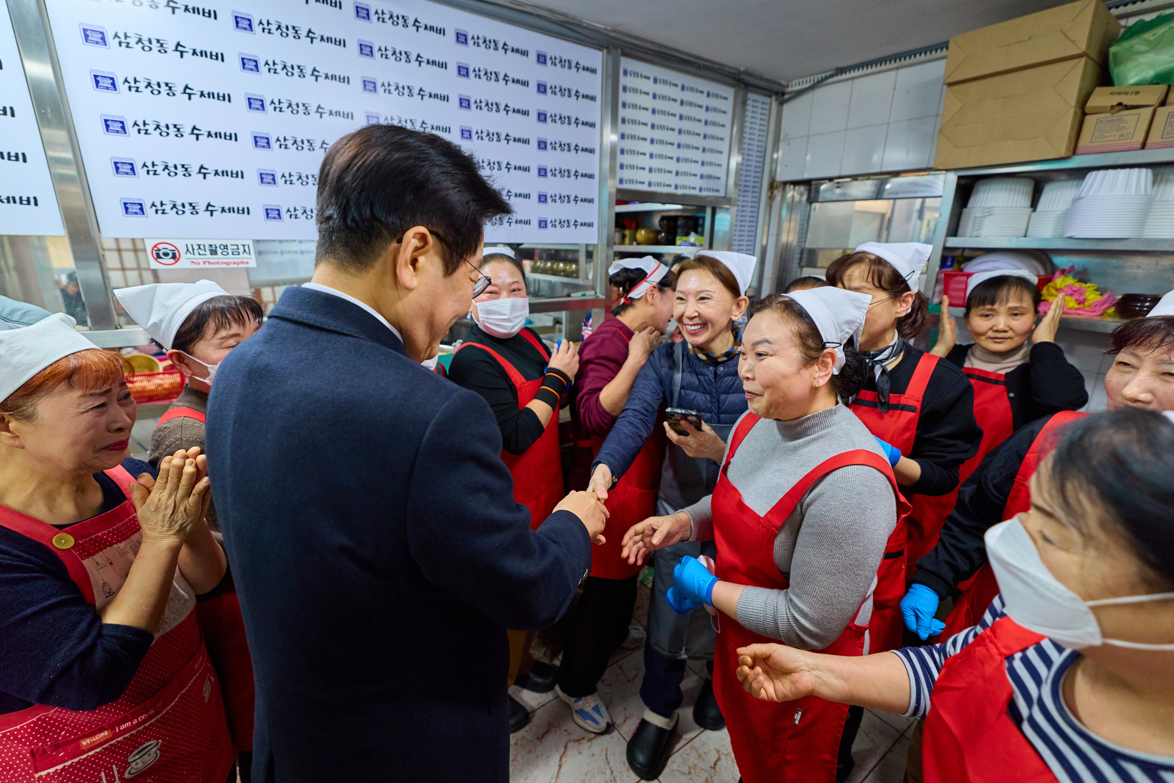이재명 대통령, 청와대 인근 식당 깜짝 방문  이재명 대통령이 30일 국무회의를 마친 뒤 청와대 인근 삼청동의 한 식당을 방문해 직원들과 인사하고 있다. 2025.12.30 청와대 제공
