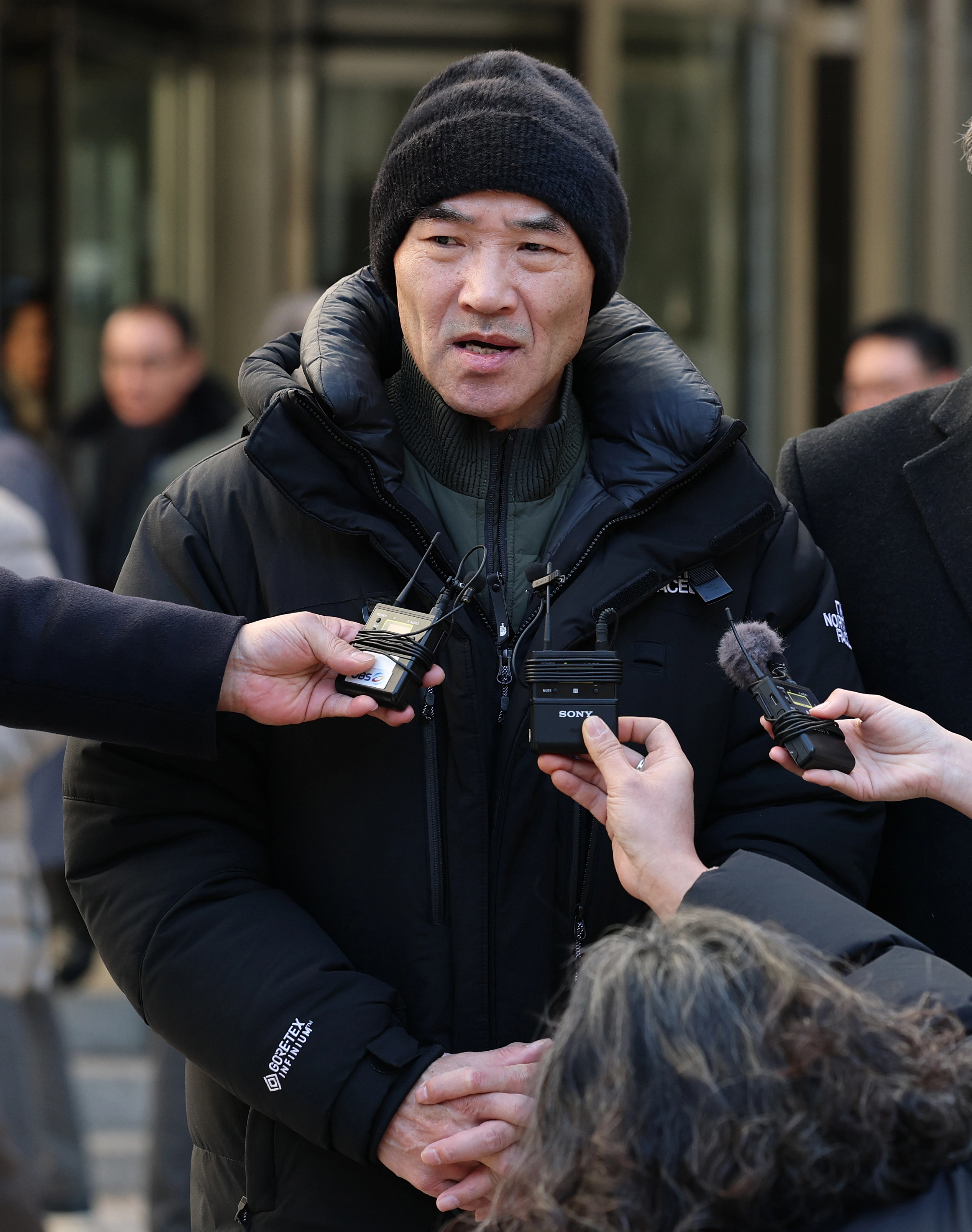 서해 공무원 피격 사건의 피해자인 해양수산부 공무원 이대준 씨의 친형 이래진 씨가 26일 서울 서초구 중앙지법에서 열린 1심 선고 공판이 끝난 뒤 아쉬움을 토로하고 있다. 뉴스1