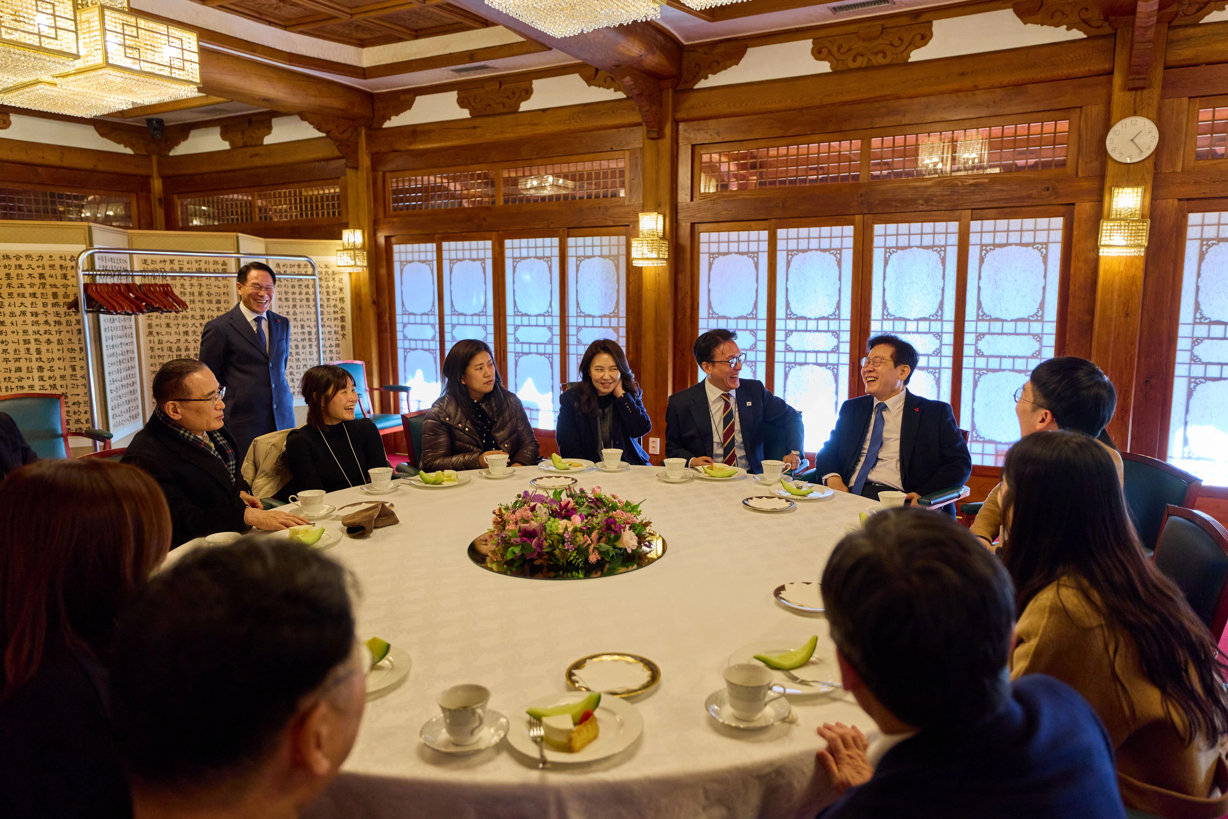 이재명 대통령, 기자들과 차담회  이재명 대통령이 30일 서울 삼청동 국무총리 공관에서 김민석 국무총리, 위성락 안보실장, 출입 기자들과 차담회를 하고 있다. 2025.12.30 청와대 제공