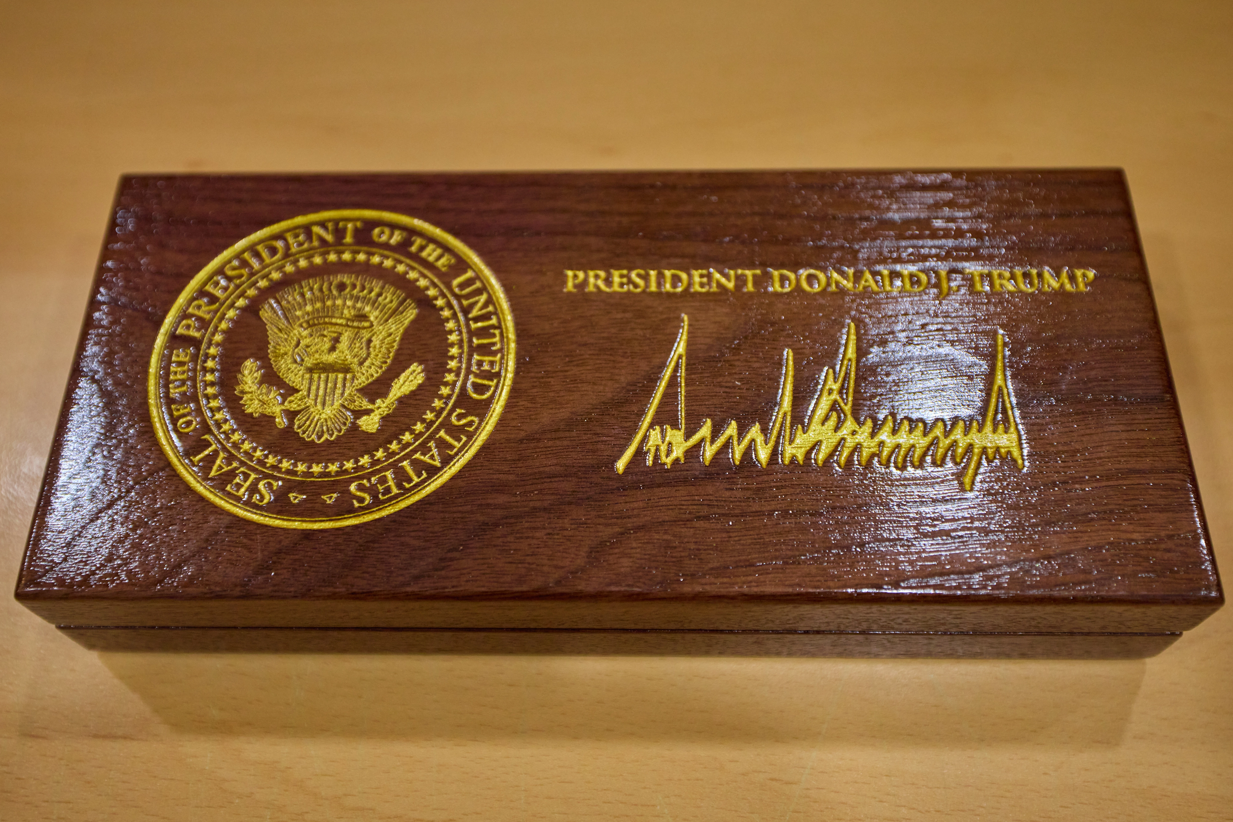 이재명 대통령이 받은 ‘백악관 황금열쇠’  청와대가 30일 SNS에 공개한 이재명 대통령이 도널드 트럼프 미국 대통령으로부터 선물 받은 ‘백악관 황금열쇠’ 모습. 이 황금열쇠는 트럼프 대통령이 10월 방한 당시 받은 신라금관 모형에 대한 답례로, 16일 강경화 주미대사와의 환담 자리에서 전달한 백악관 제작 5개 중 마지막 열쇠다. 2025.12.30 이재명 대통령 SNS