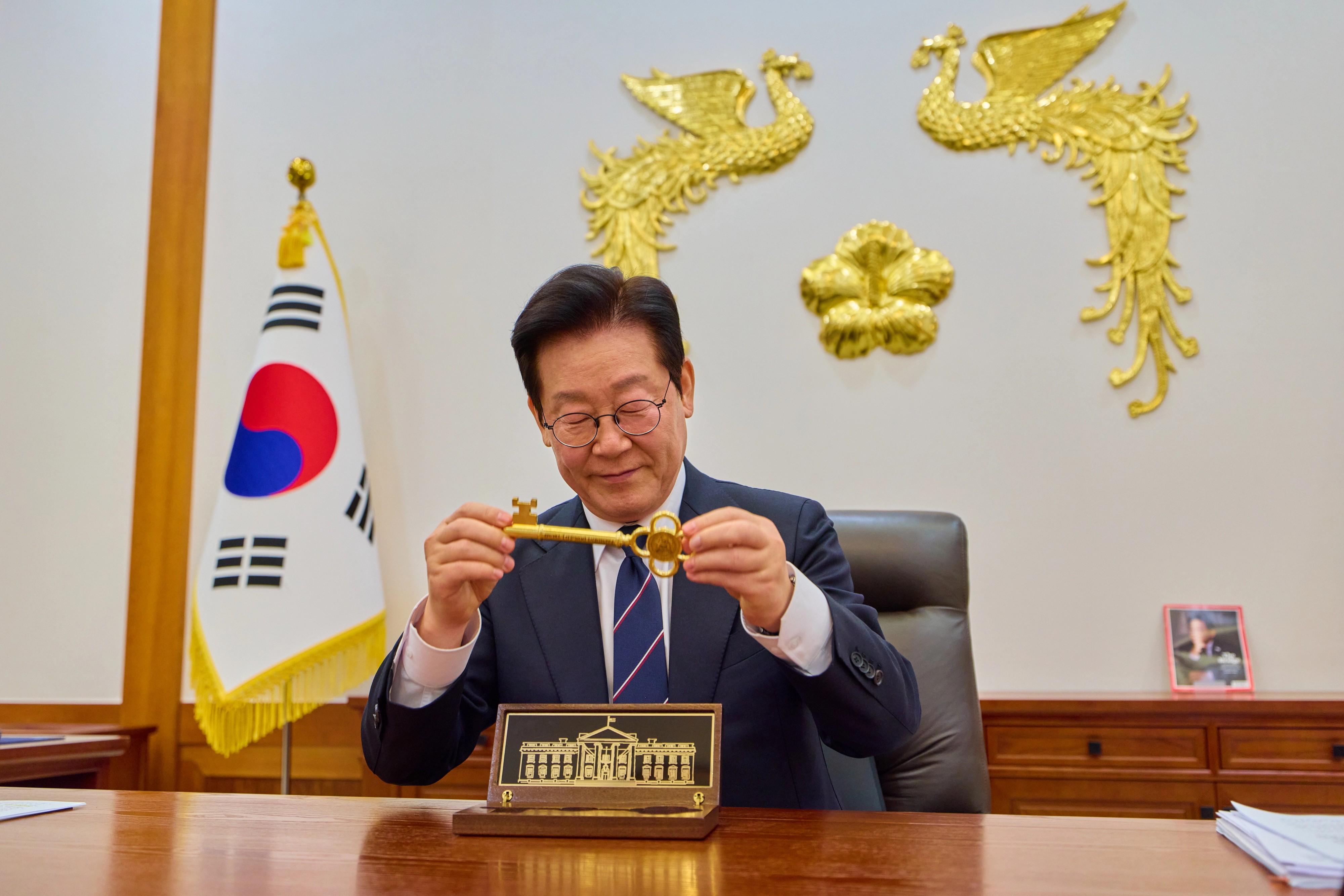 이재명 대통령 ‘백악관 황금열쇠 개봉’  청와대는 이재명 대통령이 도널드 트럼프 미국 대통령으로부터 선물 받은 ‘백악관 황금열쇠’를 개봉하는 모습을 30일 SNS를 통해 공개했다. 이 황금열쇠는 트럼프 대통령이 10월 방한 당시 받은 신라금관 모형에 대한 답례로, 16일 강경화 주미대사와의 환담 자리에서 전달한 백악관 제작 5개 중 마지막 열쇠다. 2025.12.30 이재명 대통령 SNS