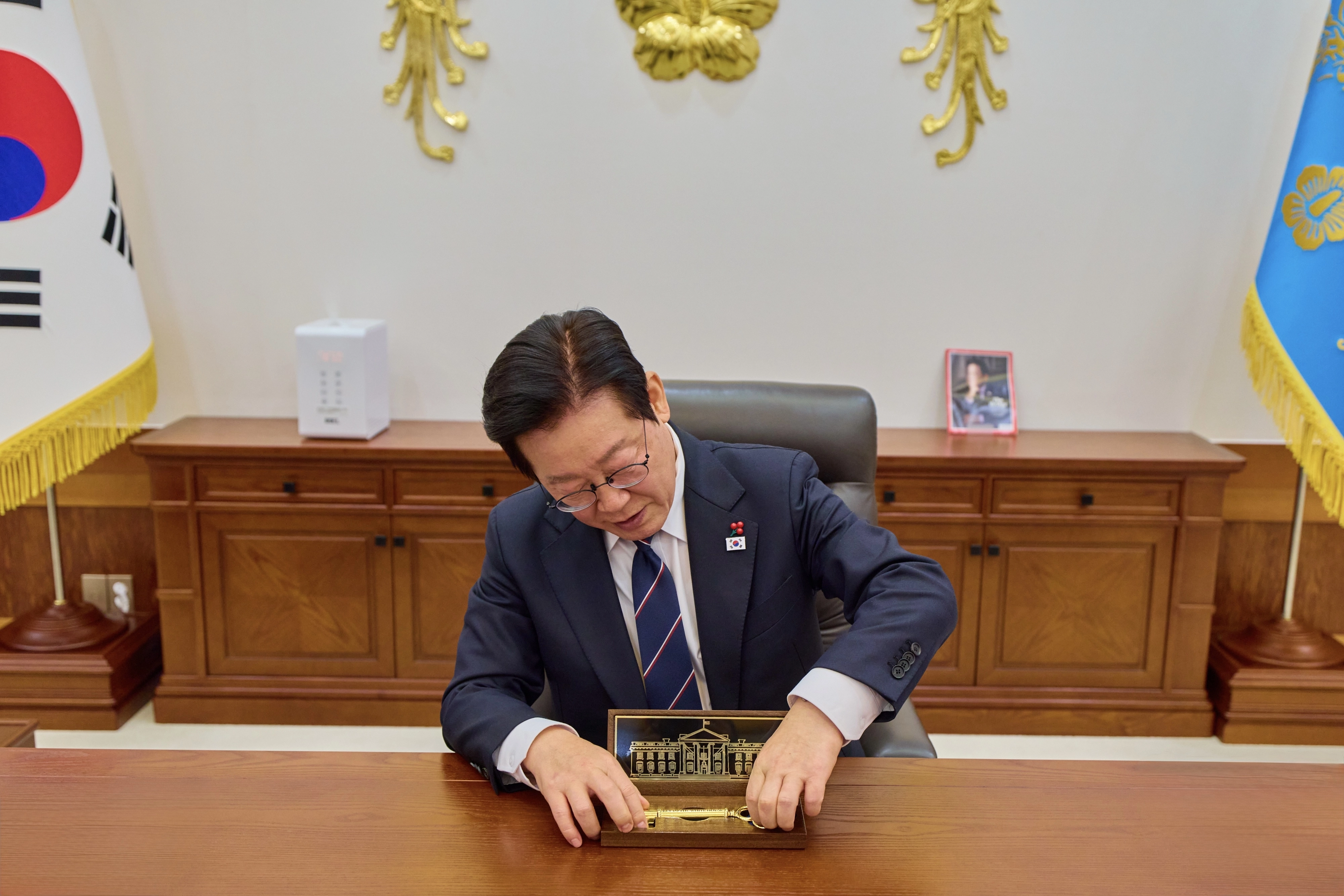 이재명 대통령 ‘백악관 황금열쇠 개봉’  청와대는 이재명 대통령이 도널드 트럼프 미국 대통령으로부터 선물 받은 ‘백악관 황금열쇠’를 개봉하는 모습을 30일 SNS를 통해 공개했다. 이 황금열쇠는 트럼프 대통령이 10월 방한 당시 받은 신라금관 모형에 대한 답례로, 16일 강경화 주미대사와의 환담 자리에서 전달한 백악관 제작 5개 중 마지막 열쇠다. 2025.12.30 이재명 대통령 SNS