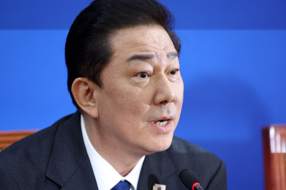 더불어민주당 김병기 원내대표가 30일 국회에서 열린 민주당 원내대책회의에서 사퇴의사를 밝히고 있다. 2025.12.30 연합뉴스