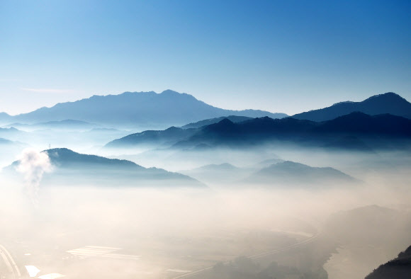 전국 곳곳에 한파가 찾아온 30일 강원 홍천군에 안개와 낮은 구름이 내리깔려 산그리메(겹겹이 쌓인 산의 풍경)를 빚어내고 있다. 2025.12.30 연합뉴스
