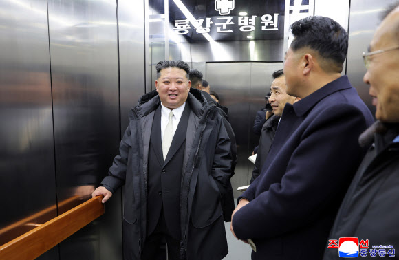 김정은 국무위원장이 지난 29일 남포시 용강군병원과 지방공업 공장 준공식에 참석했다고 조선중앙통신이 30일 보도했다. 2025.12.30 평양 조선중앙통신 연합뉴스