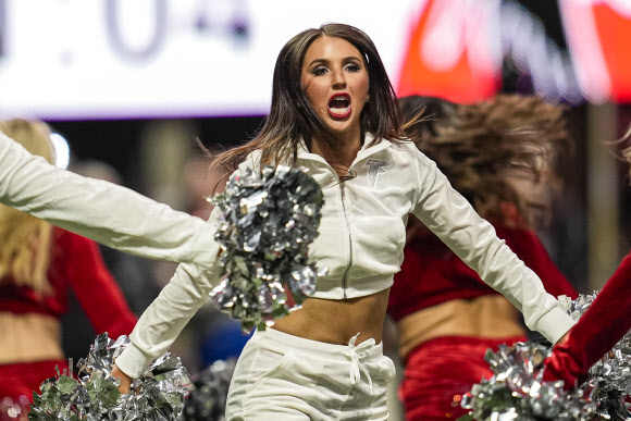 애틀랜타 팰컨스 치어리더들이 29일(현지시간) 미국 조지아주 애틀랜타의 메르세데스 벤츠 스타디움에서 열린 애틀랜타 팰컨스와 로스앤젤레스 램스와의 NFL 미식축구 경기 중 열띤 응원을 펼치고 있다. 연합뉴스