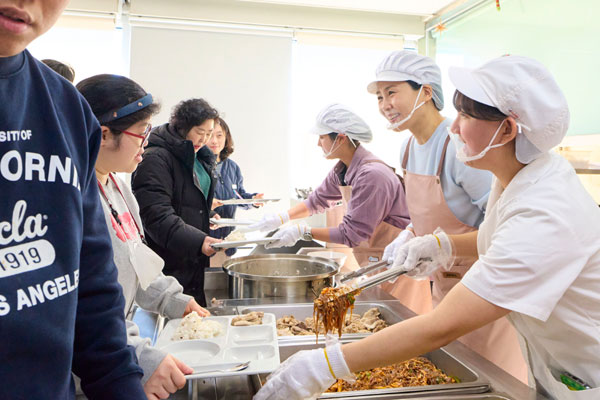 김혜경 여사가 30일 서울 종로장애인복지관을 방문해 배식 봉사를 하고 있다. 2025.12.30 청와대 제공