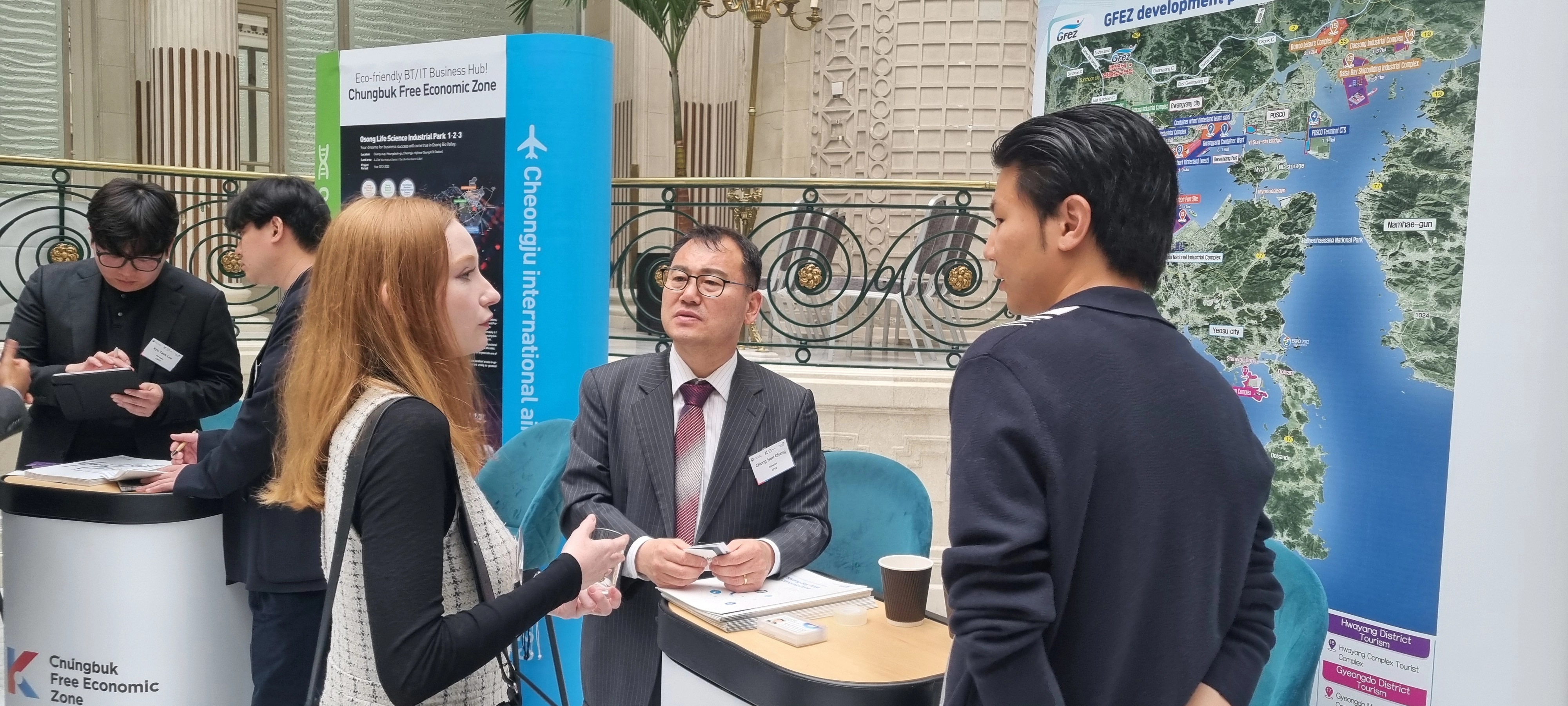 지난 5월 영국에서 열린 ‘코리아 경제자유구역 홍보의 날’을 맞아 광양경자청 관계자들이 외국인 잠재 투자자와 상담하고 있다.
광양경자청 제공