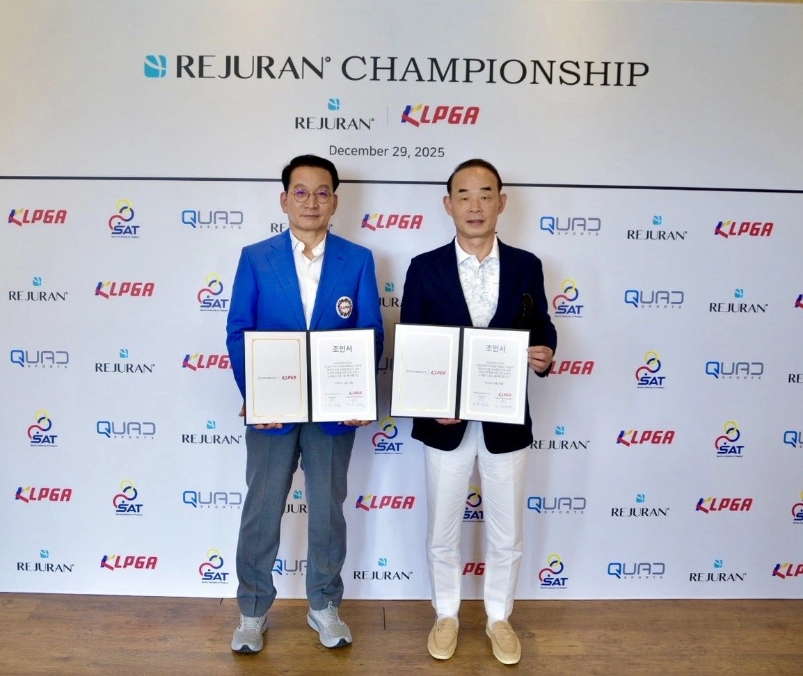 김상열(왼쪽) KLPGA 회장과 정상수 파마리서치 회장이 지난 29일 태국 촌부리의 아마타스프링 컨트리클럽에서 열린 ‘리쥬란 챔피언십’ 대회 개최 조인식 후 기념촬영을 하고 있다. KLPGA 투어는 내년 3월 12일 태국에서 개막하는 ‘리쥬란 챔피언십’을 시작으로 2026시즌 대장정의 문을 연다. 
KLPGA 제공
