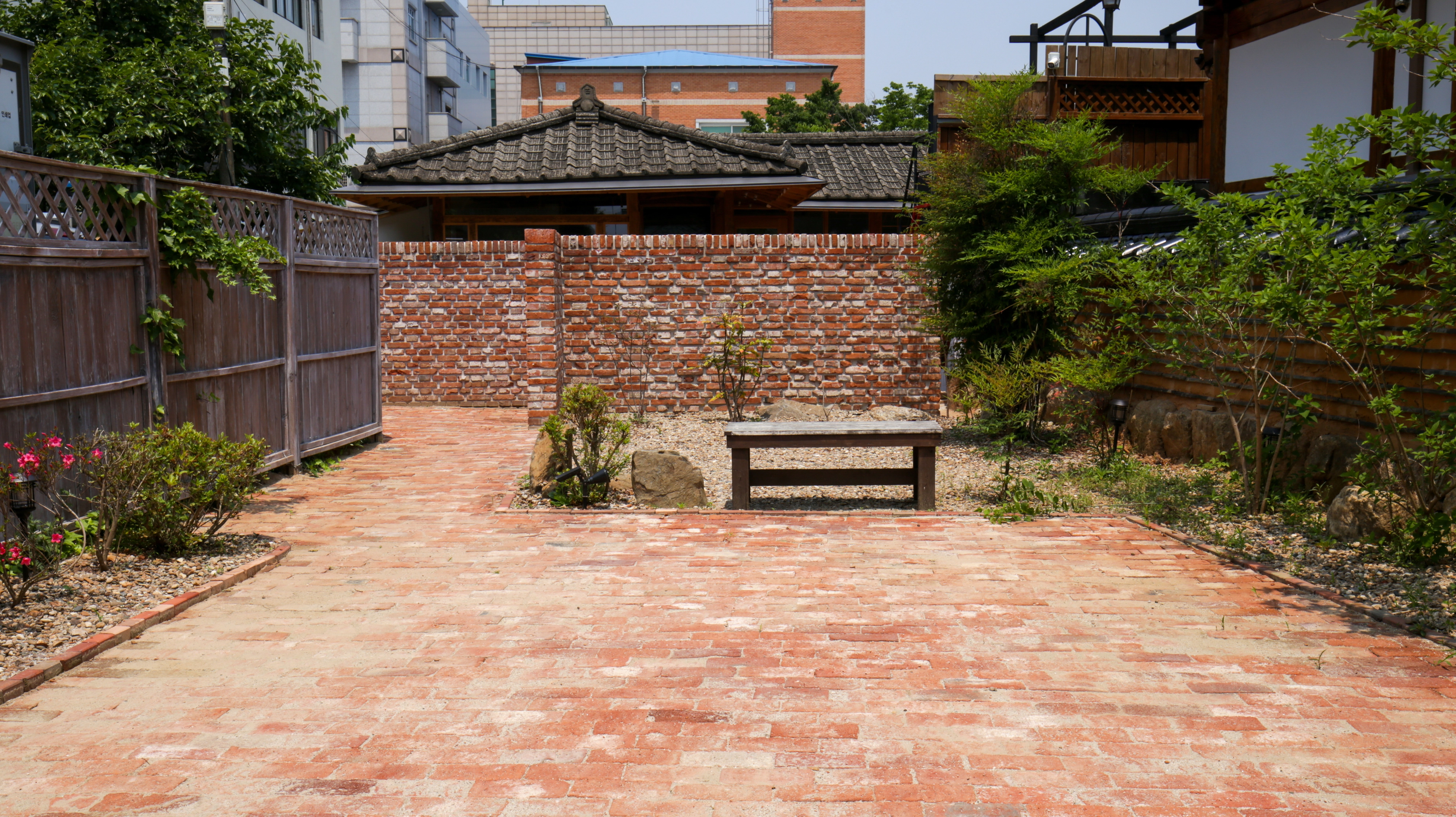 충남 공주 ‘오래된 질문’엔 미로처럼 가벽을 세웠다. 미지의 세계, 철학, 지식을 만나는 과정에 대한 일종의 상징이다. 가온건축 제공