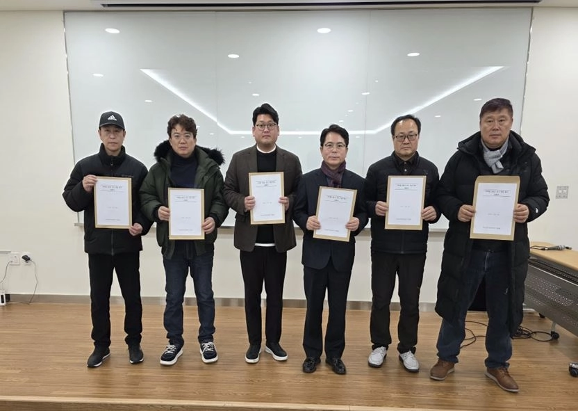 금광연 하남시의회 의장(오른쪽에서 세 번째)이 지난 24일 미사입주자대표회의연합회 임원진으로부터 지하철 9호선 조기 착공 성명서를 전달받고 사진촬영을 하고 있다. 금광연 의장실 제공