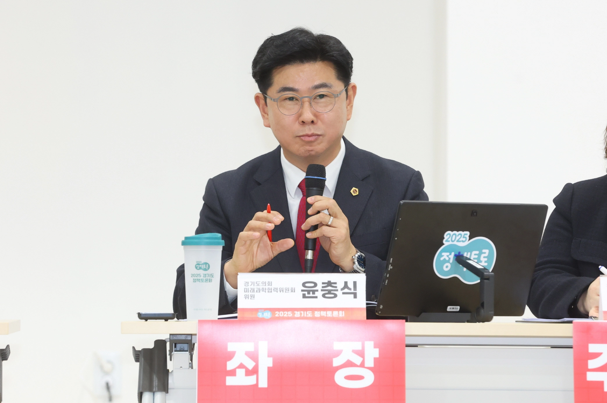 ‘경기북부 지역교육 발전방안 모색’을 위한 토론회에서 좌장인 윤충식 의원이 토론을 진행하고 있다.(사진=경기도의회)