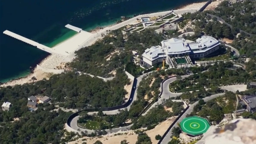 FBK 보고서에 등장하는 푸틴 대통령의 ‘초호화 별장’. 더타임스 캡처