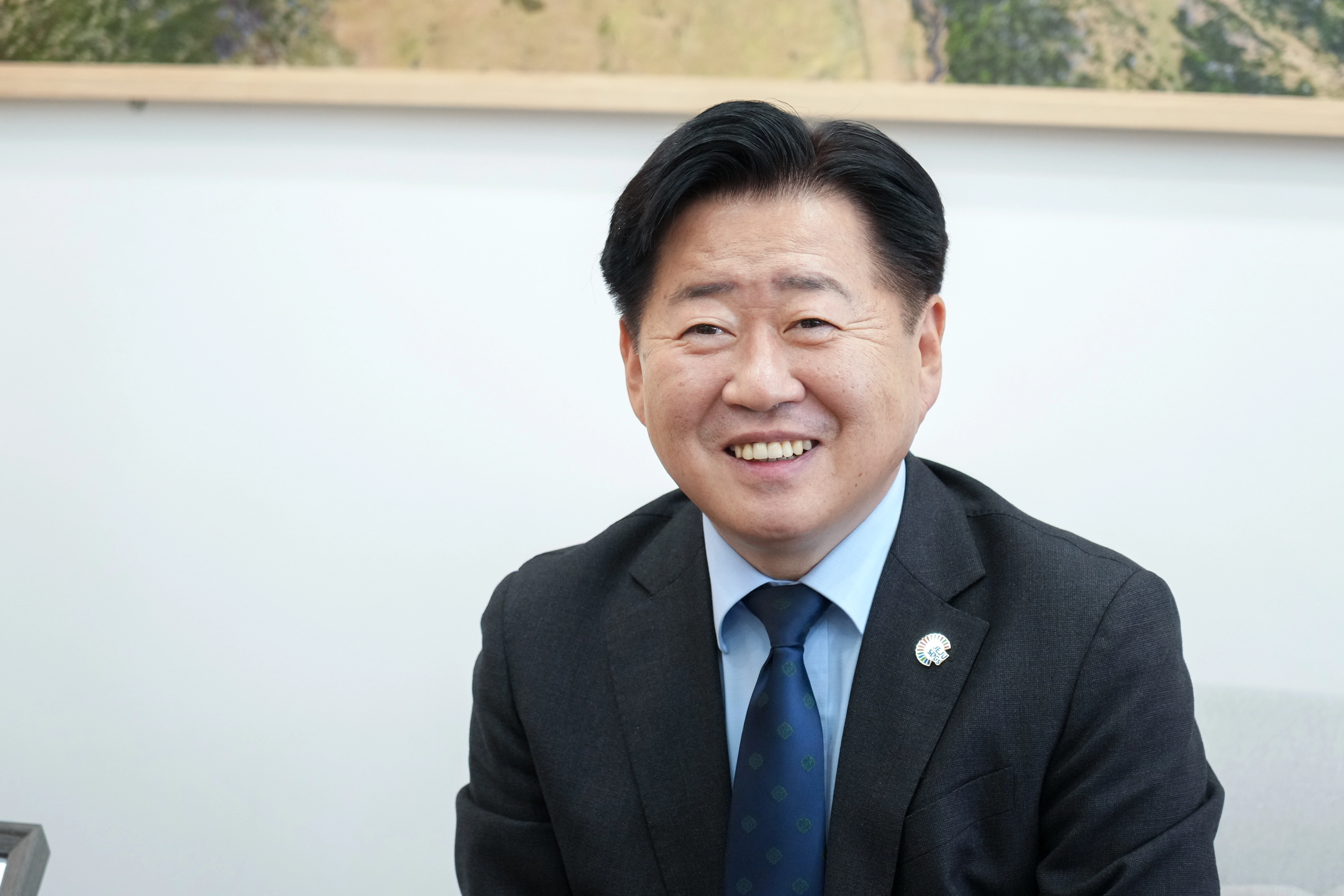 오영훈 제주도지사가 출입기자단과의 신년 대담에서 활짝 웃고 있다. 제주도 제공