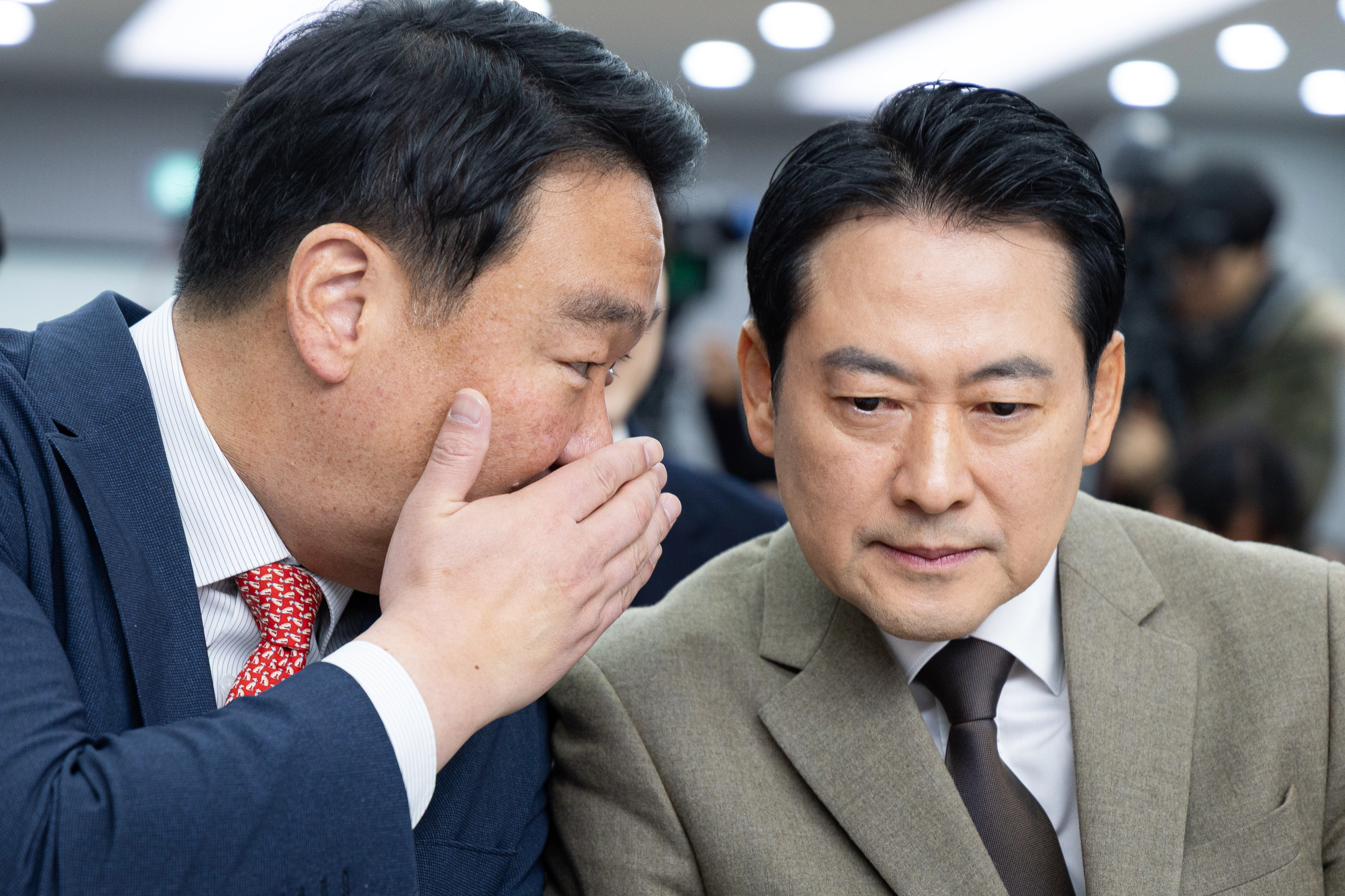 종무식 참석한 장동혁  장동혁(오른쪽) 국민의힘 대표가 31일 서울 여의도 중앙당사에서 열린 ‘2025 사무처 당직자 종무식’에서 정희용 당 사무총장의 귓속말을 듣고 있는 모습.
뉴스1