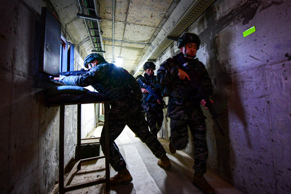 지난 22일 서해 최전방 말도에서 해병대 장병들이 전투배치 훈련을 실시하고 있다. 2025.12.31 해병대사령부 제공