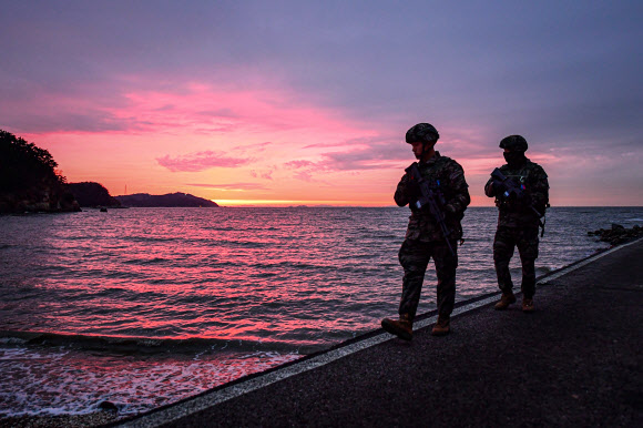 지난 22일 서해 최전방 말도에서 해병대 장병들이 일출 시간 해안경계작전 임무(수제선 정찰)를 수행하고 있다. 2025.12.31 해병대사령부 제공.