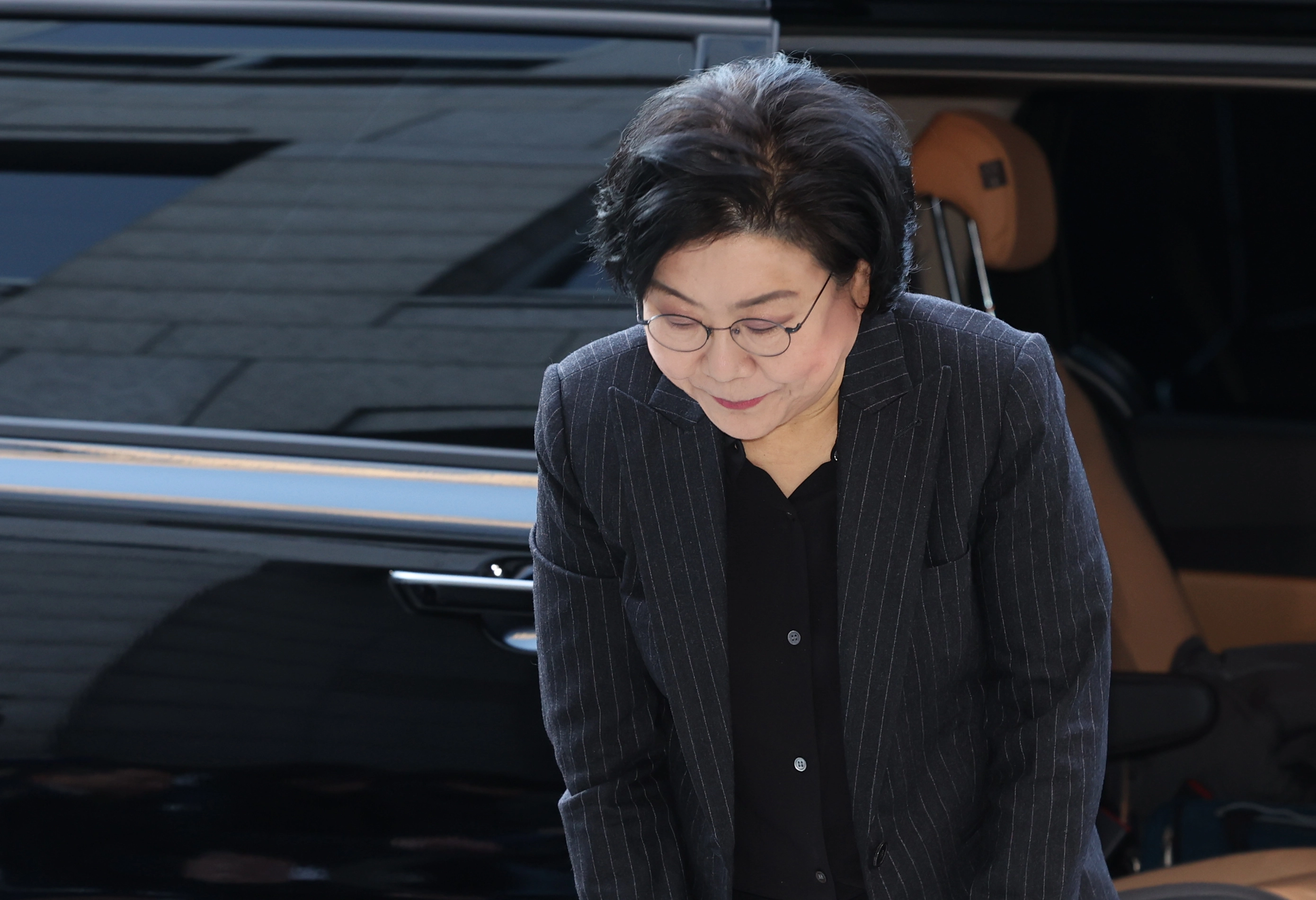 인사하는 이혜훈 후보자  이혜훈 기획예산처 장관 후보자가 30일 오전 서울 중구 예금보험공사에 마련된 인사청문회 준비 사무실로 출근하며 인사를 하고 있다. 이 후보자는 “내란은 민주주의를 파괴하는 불법적 행위”라며 “그러나 당시에는 내가 실체를 제대로 파악하지 못했다”고 사과했다. 2025.12.30 연합뉴스