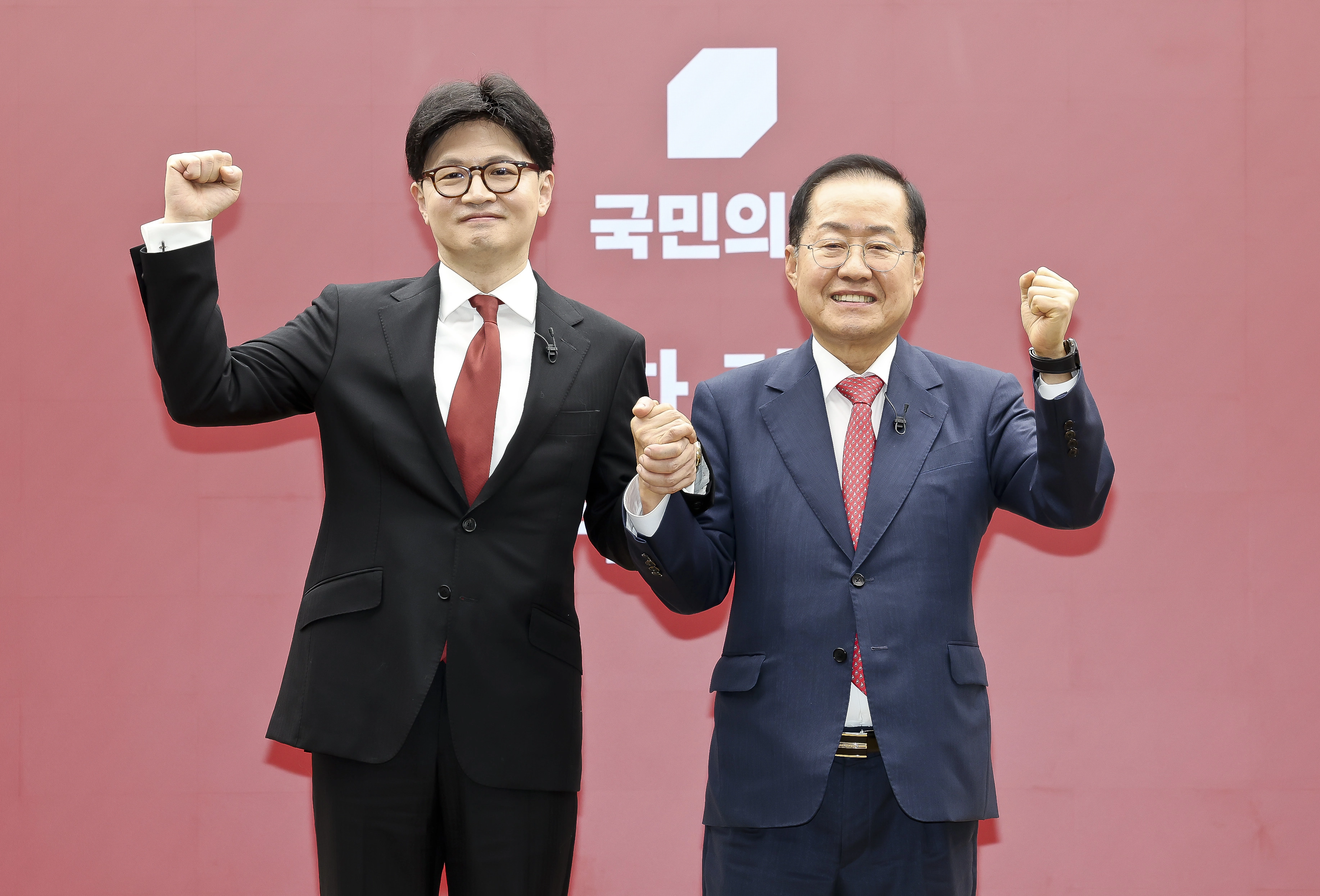 국민의힘 한동훈 경선 후보와 홍준표 경선 후보가 지난 4월 서울 여의도 국민의힘 중앙당사에서 열린 2차 경선 토론회 미디어데이에서 포즈를 취하고 있다. 2025.4.23 국회사진기자단
