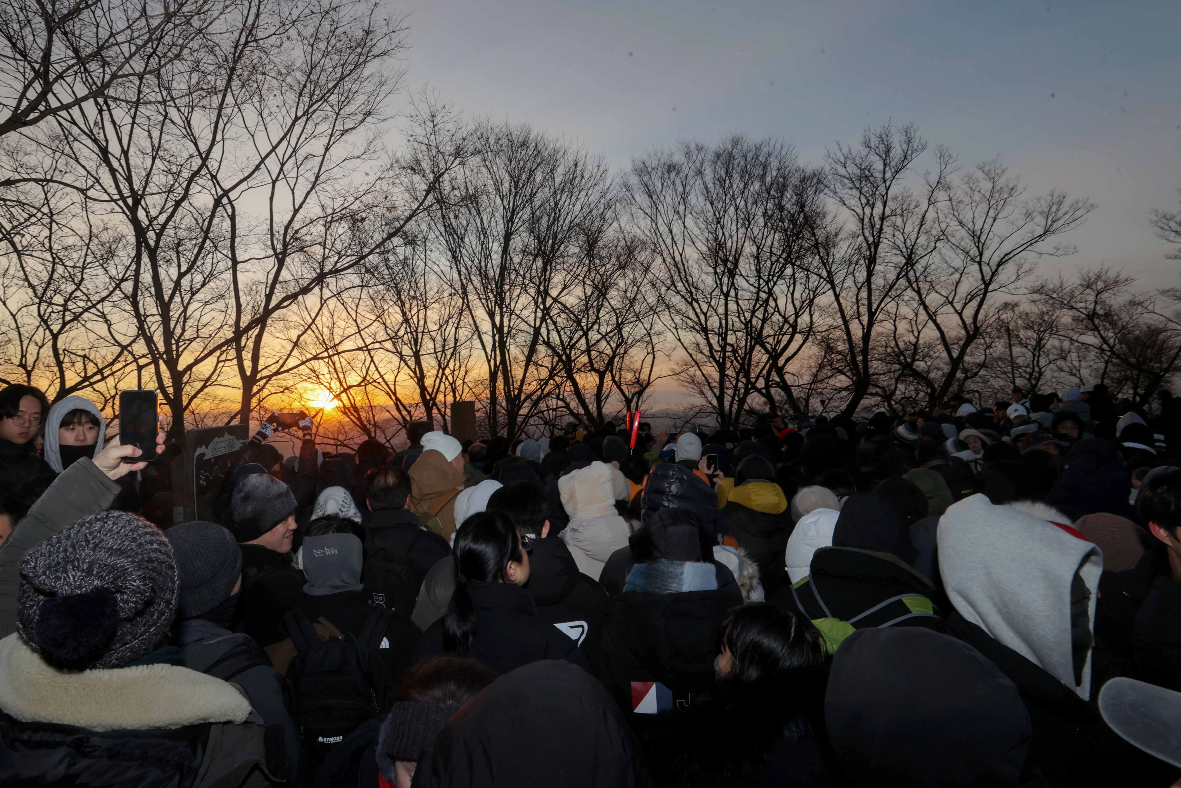 이상일 용인시장과 시민 2000여 명이 2026년 새해 첫날석성산 정상에서 해맞이를 하고 있다. (용인시 제공)