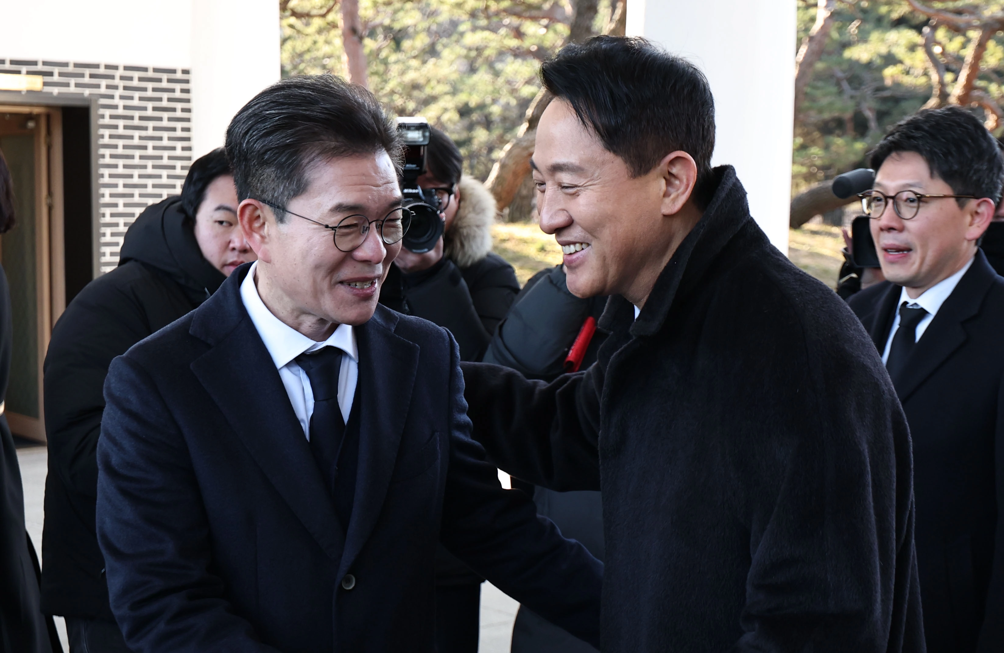 새해 첫날 현충원에서 어색한 만남 ?  오세훈(앞줄 오른쪽) 서울시장과 정원오(왼쪽) 성동구청장이 1일 서울 동작구 국립서울현충원에서 현충탑에 참배를 마친 뒤 인사를 나누고 있다. 정 구청장은 더불어민주당의 차기 서울시장 후보군으로 유력하게 거론되고 있다.
연합뉴스