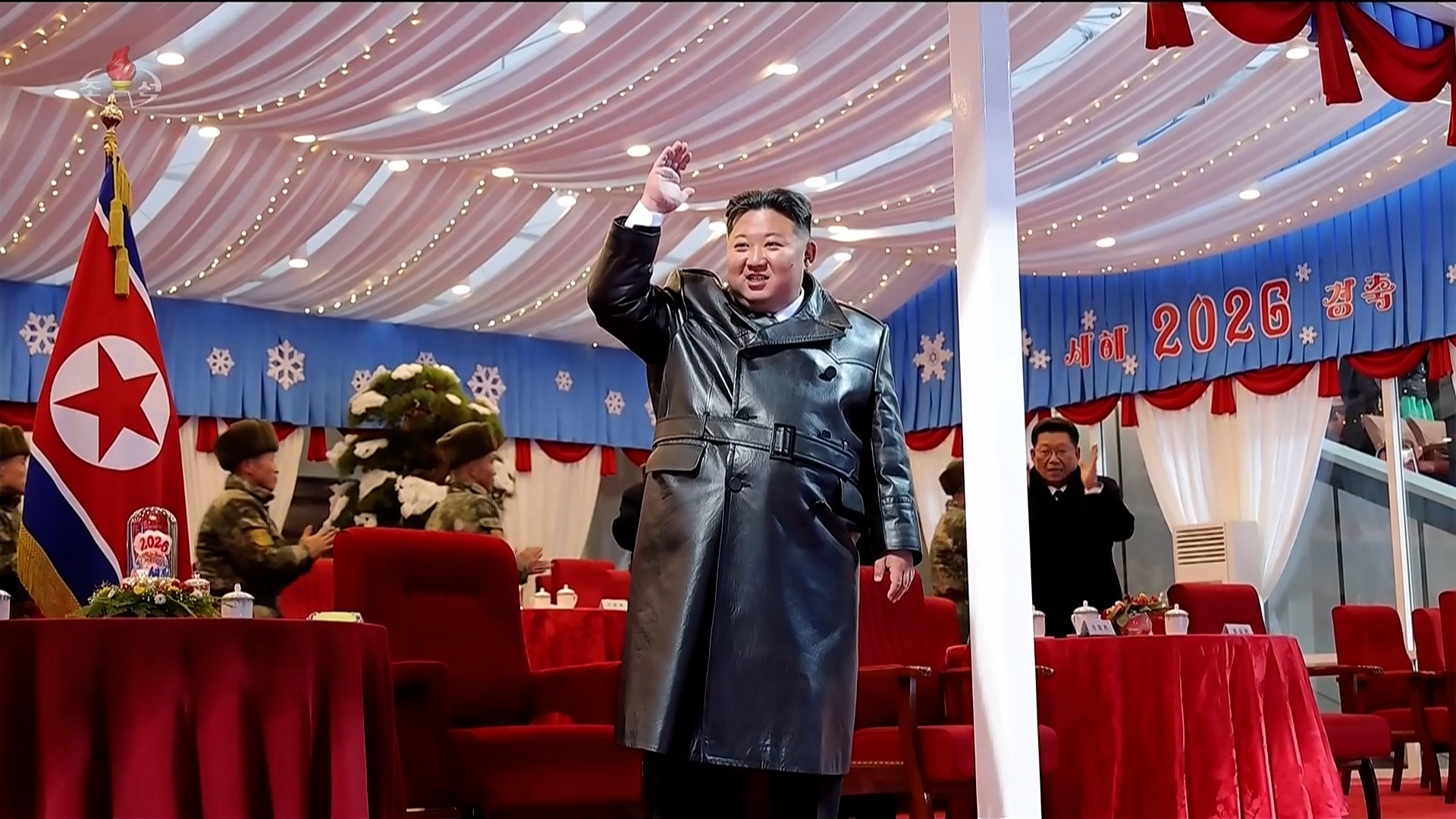 김정은 북한 국무위원장이 1일 평양 5월1일경기장에서 열린 2026년 신년경축공연에서 관중들에게 손을 흔들고 있다.  2026.1.1 
조선중앙TV 화면 연합뉴스