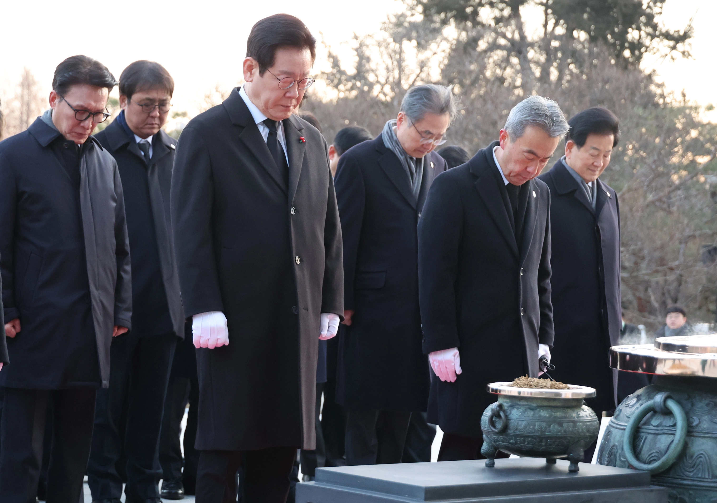 이재명 대통령이 1일 새해 첫 공식 일정으로 서울 동작구 국립서울현충원을 찾아 현충탑에 참배하고 있다. 이날 참배에는 김민석(맨 왼쪽) 국무총리 등 국무위원 20여명과 청와대 참모들이 동행했다.﻿ 
뉴스 1