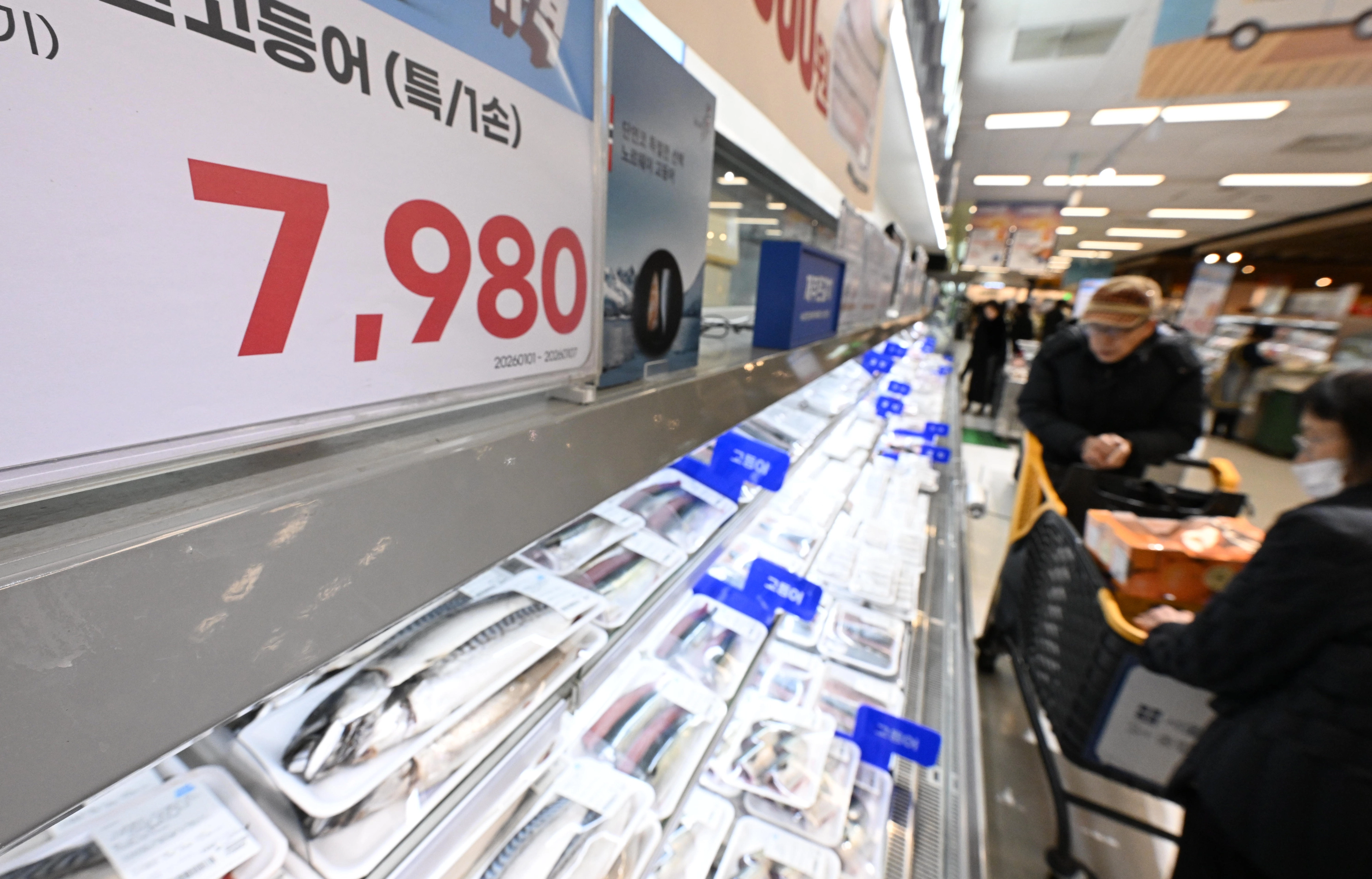 밥상 물가 끌어올리는 ‘국민 생선’  소비자들이 1일 서울의 한 대형마트 수산물 코너에 진열된 노르웨이산 고등어를 살펴보고 있다.
도준석 전문기자