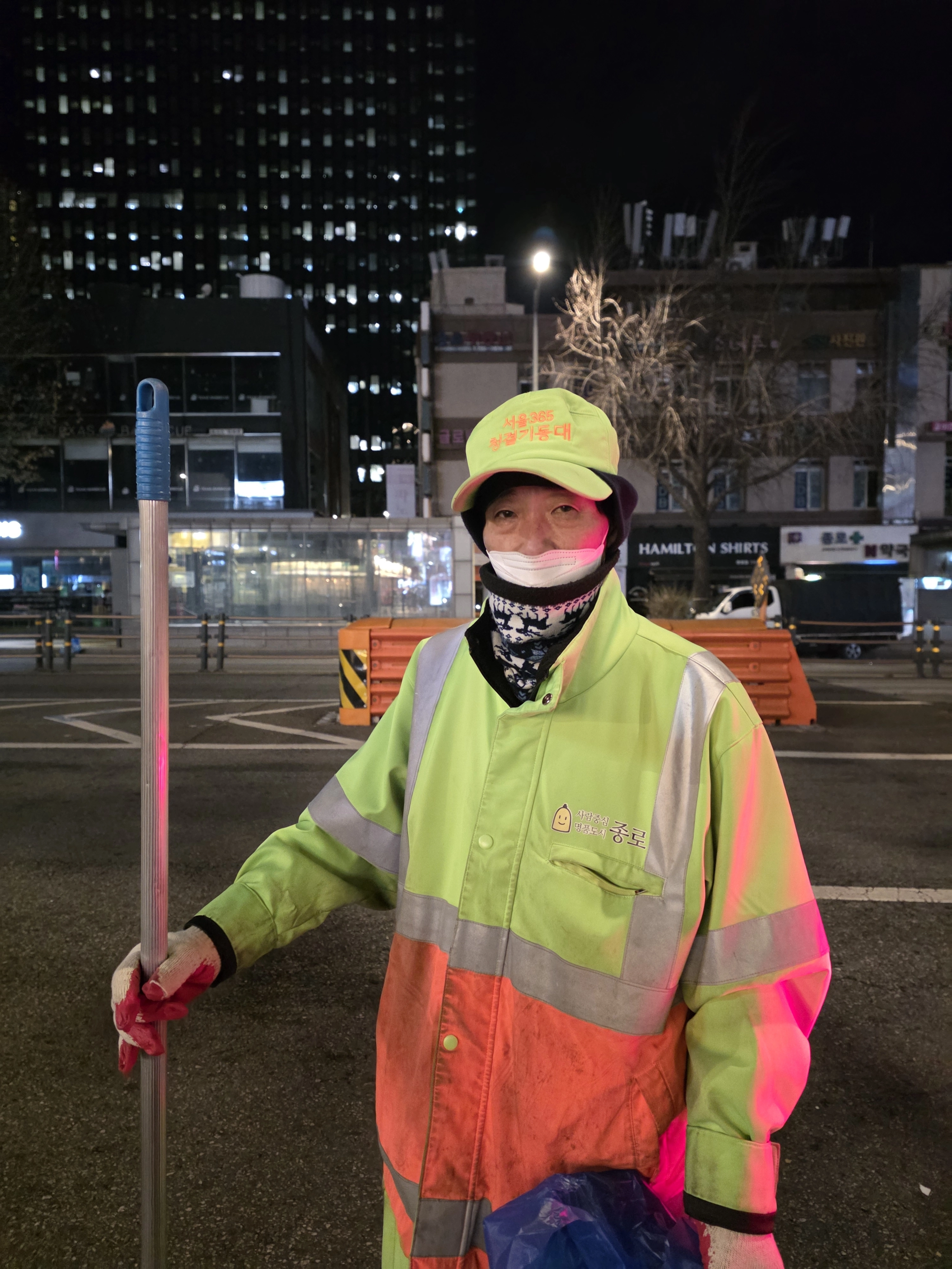 거리 청소 봉사자 김경재  “경기가 좋지 않아 걱정
시민들 깨끗한 아침 맞길”