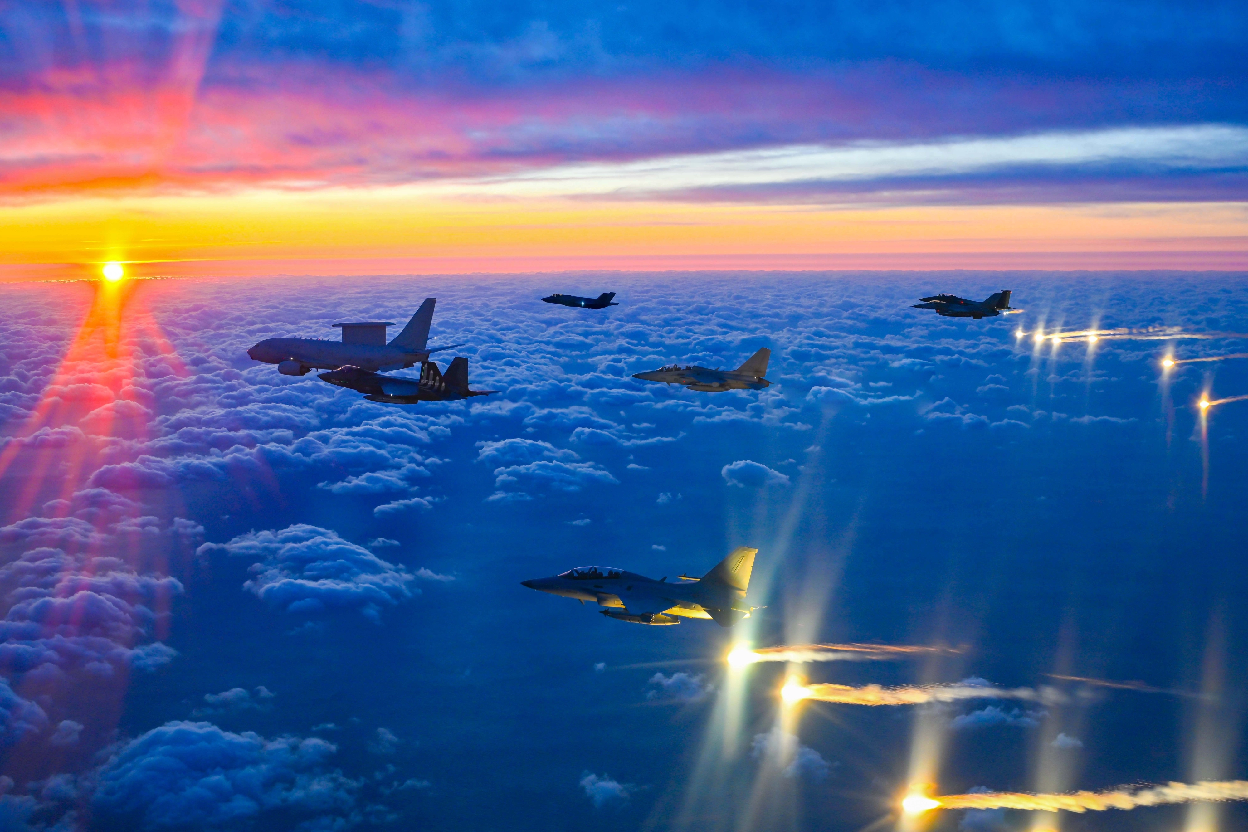 ‘하늘의 지휘소’ 철통 방어 점검  새해 첫날인 1일 안규백 국방부 장관이 탑승한 ‘하늘의 지휘소’ 공군 항공통제기(E-737)가 KF-21 등 국산 전투기를 포함한 6대의 공군 전투기의 엄호를 받으며 한반도 전역의 군사대비태세를 점검하고 있다.
국방부 제공