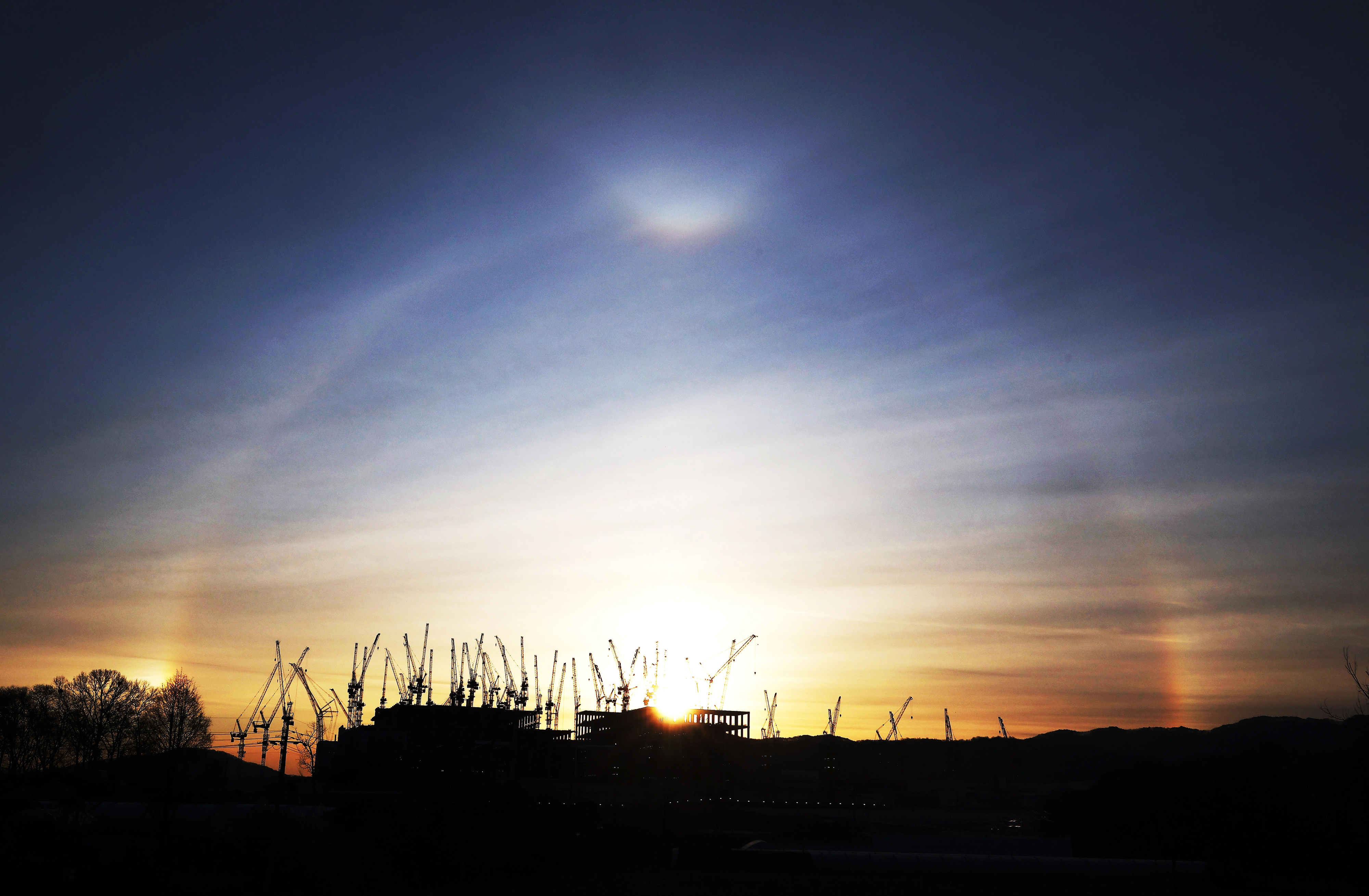 병오년 첫 해, 용인 반도체 클러스터 위로 떠오르다  1일 경기 용인시 처인구 SK하이닉스 용인 반도체 클러스터 1기 팹 공사 현장에 새해 첫 태양이 떠오르고 있다. 용인 반도체 클러스터는 삼성전자와 SK하이닉스 등의 시스템반도체와 메모리 생산시설이 들어서는 국내 최대 반도체 생산 거점이다. 
연합뉴스