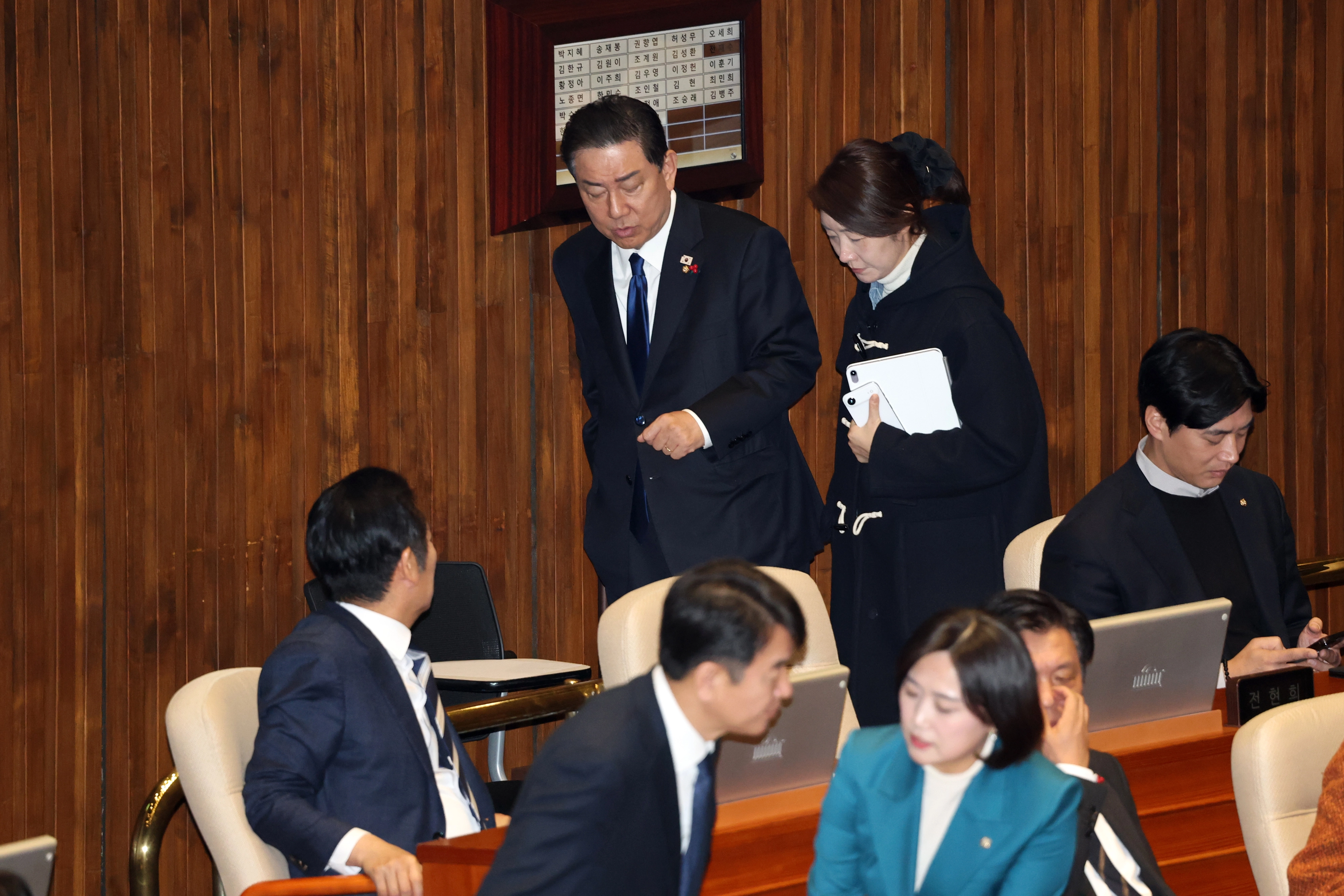 나란히 발걸음 옮기는 김병기·강선우  2025년 12월 24일 서울 여의도 국회에서 열린 제430회국회(임시회) 제2차 본회의에서 김병기 더불어민주당 원내대표와 강선우 의원이 대화를 나누며 발걸음을 옮기고 있다. 왼쪽 아래는 이들을 바라보는 정청래 대표. 뉴스1