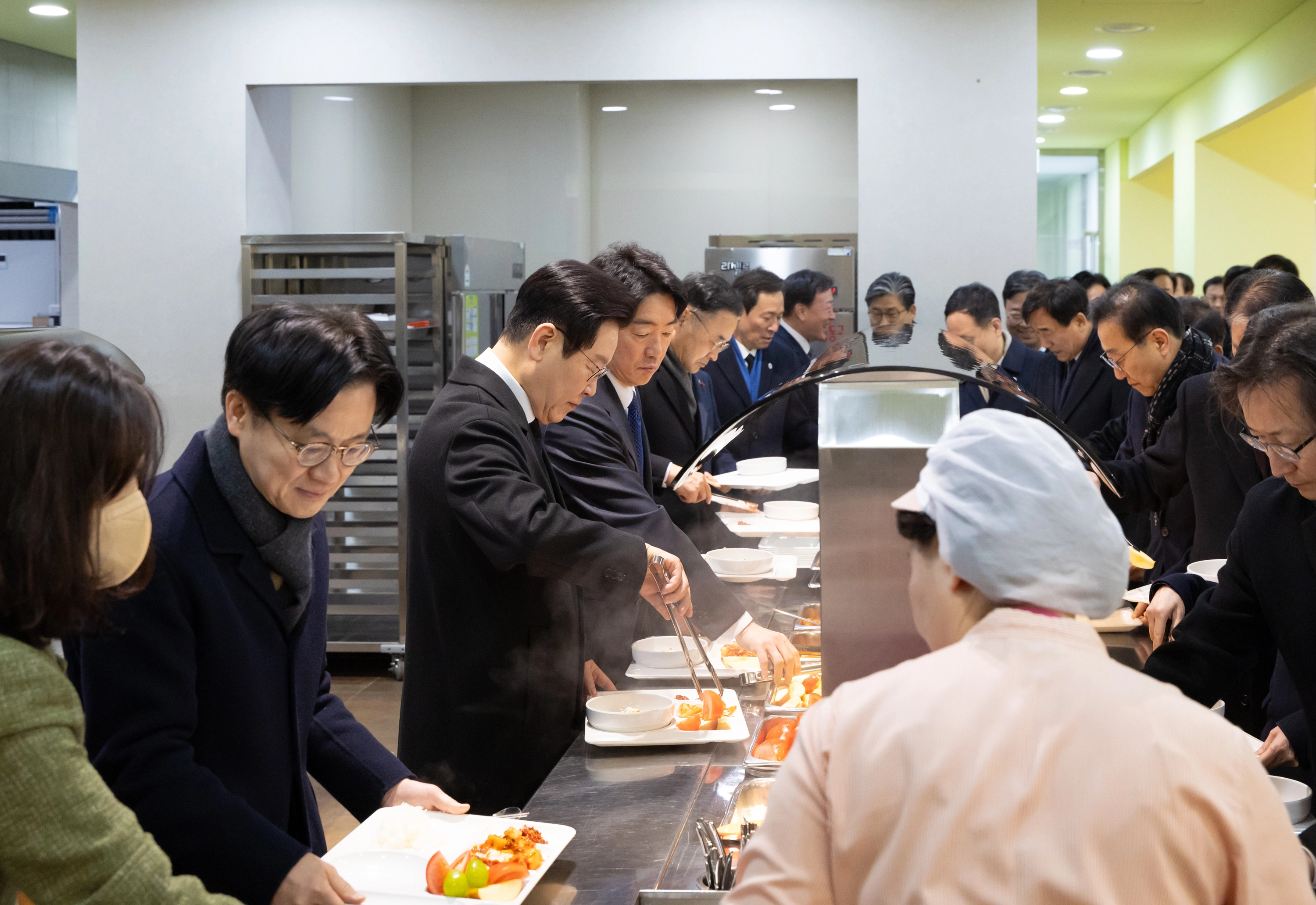 이재명 대통령이 새해 첫날인 1일 국립서울현충원 참배 후 청와대 직원식당에서 아침 식사를 위해 식판에 음식을 담고 있다. 2026.1.1 청와대 제공