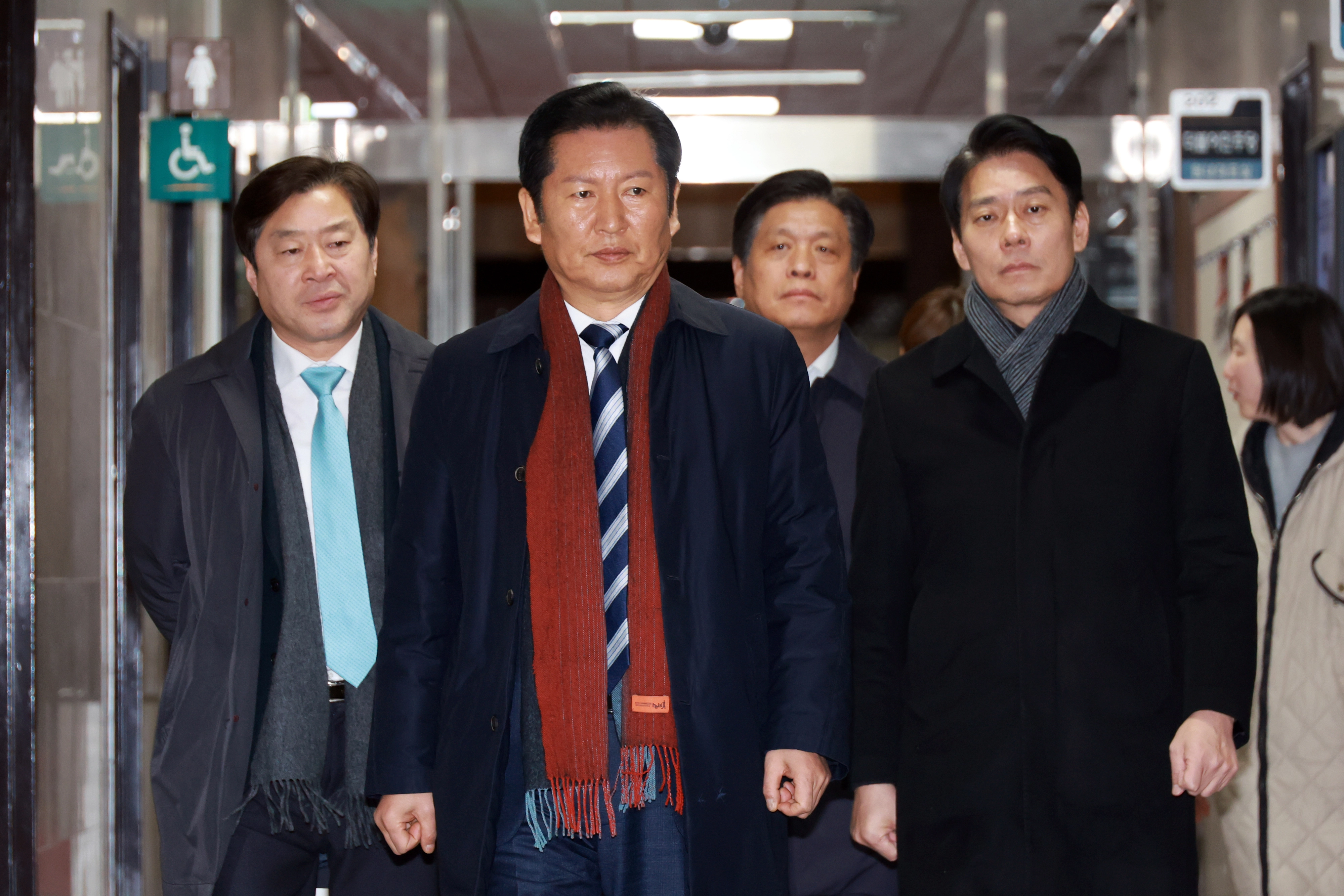 정청래(왼쪽 두 번째) 더불어민주당 대표가 1일 국회에서 소집한 긴급 최고위원회에 참석을 위해 이동하고 있다. 왼쪽부터 황명선 최고위원, 정 대표, 조승래 사무총장, 한민수 대표 비서실장.
뉴시스